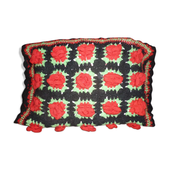 Housse de coussin crochet noir vert et rouge 35X50