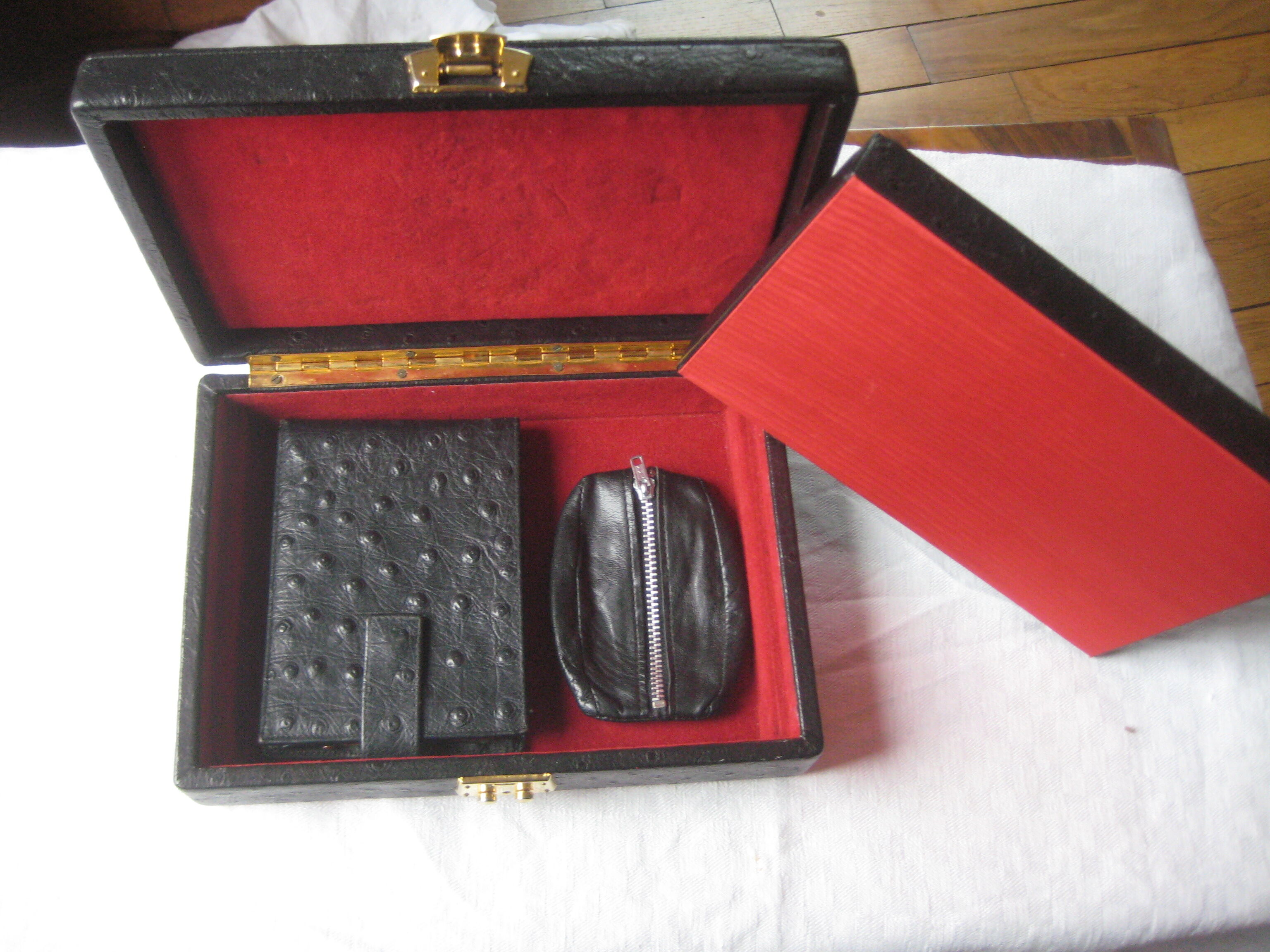 Box a bijoux ancien leather on wood satin interior and red velvet, with compartment