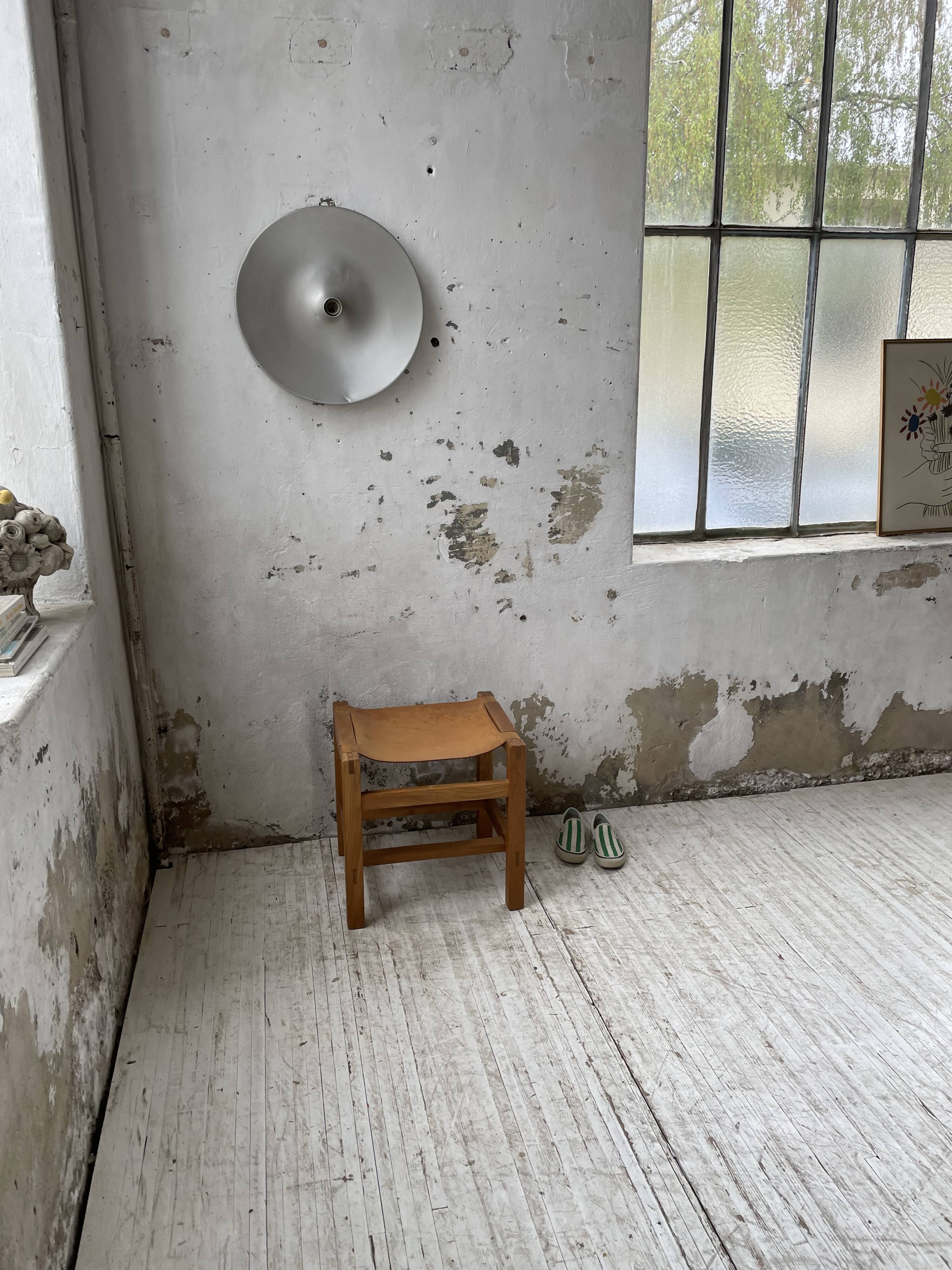 Solid elm and leather stool Maison Regain