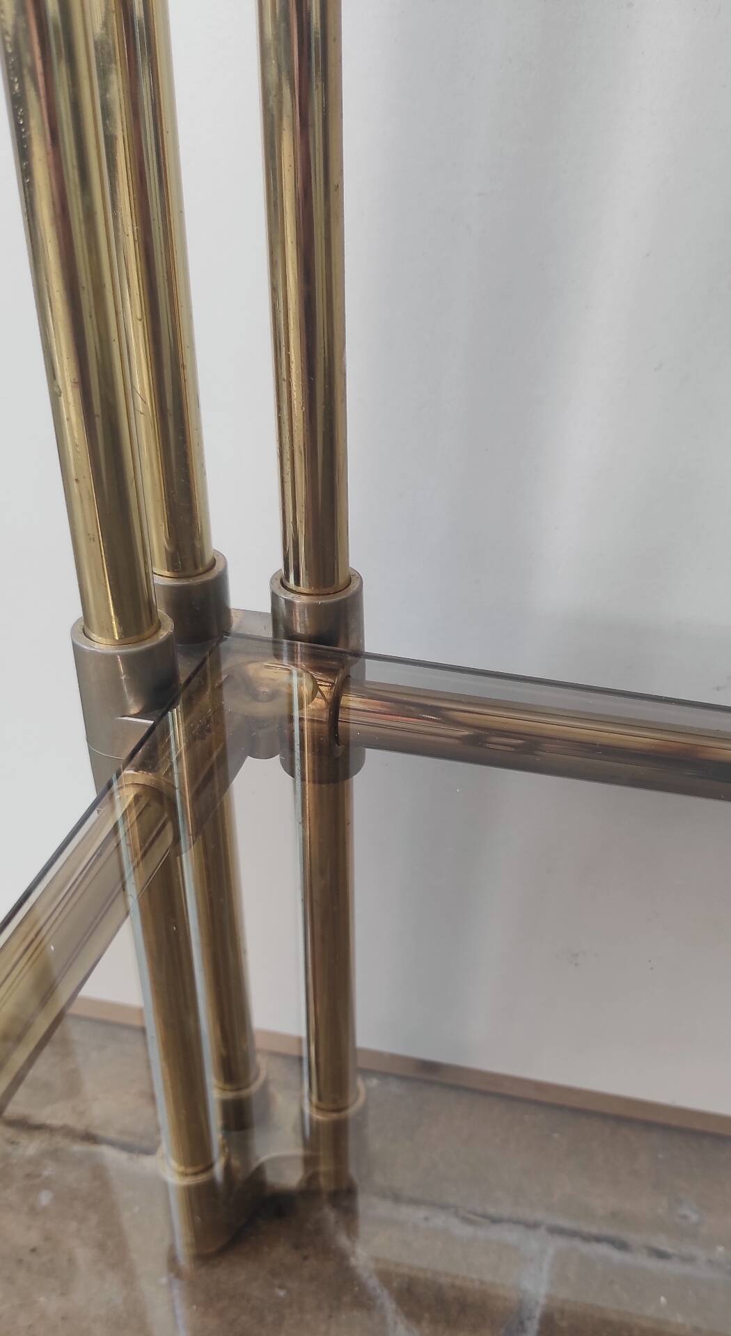 Table basse double plateau vintage en laiton et verre fumé – Années 70