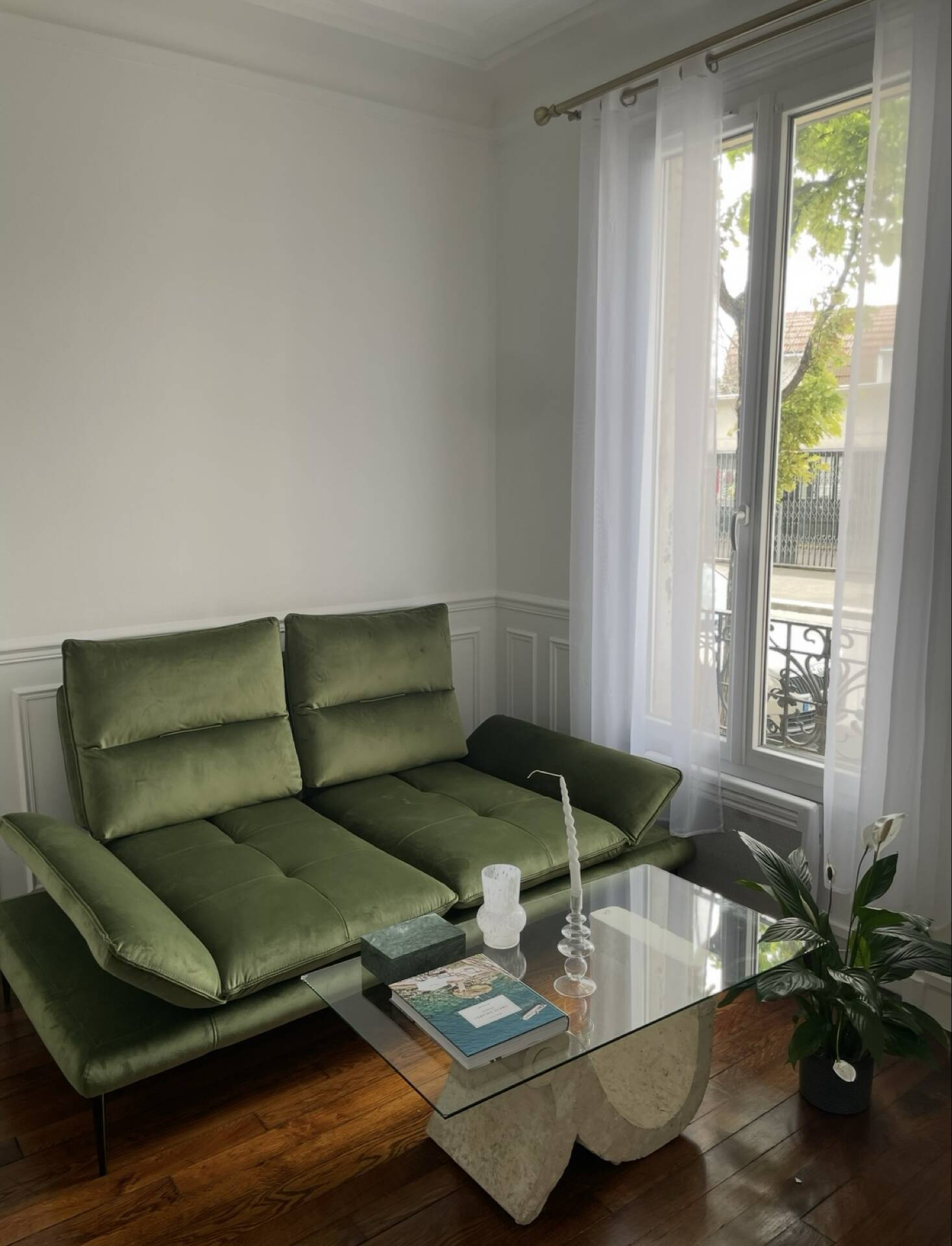 Canapé vert en velours avec dossiers amovibles