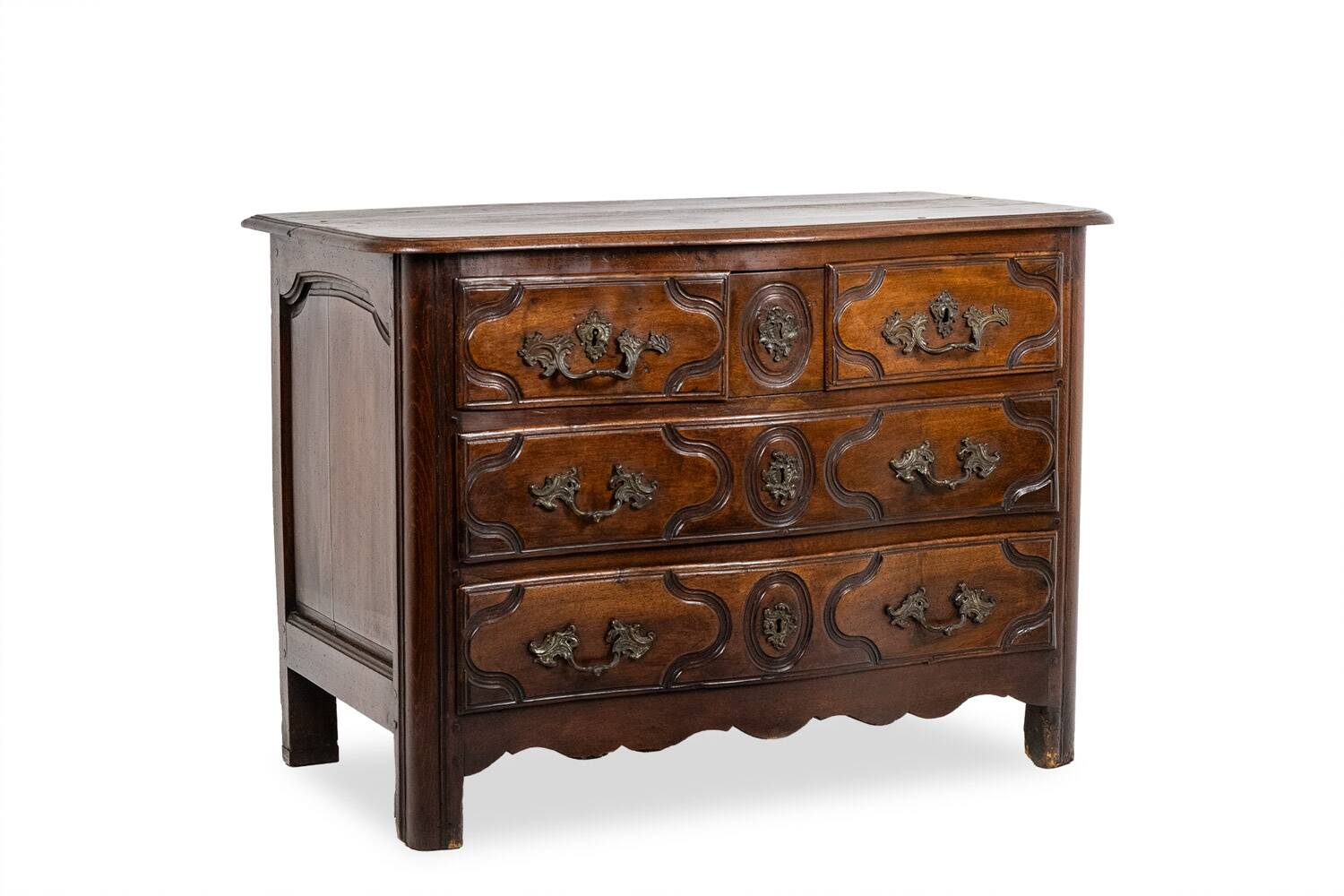 Parisian chest of drawers with 5 drawers, made of solid walnut, from the Louis XIV period.