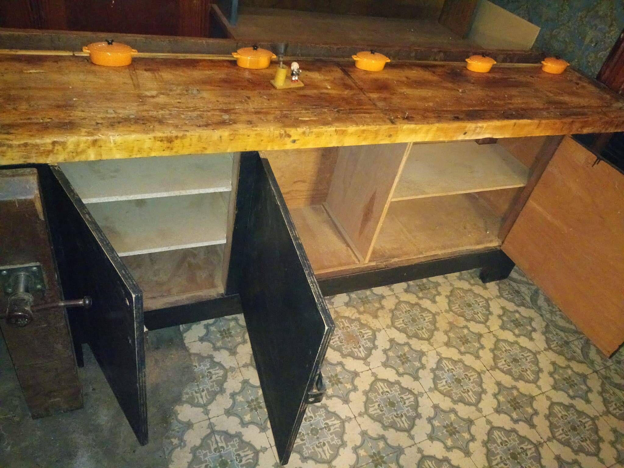 Ancien établi, meuble de métier d'atelier, buffet