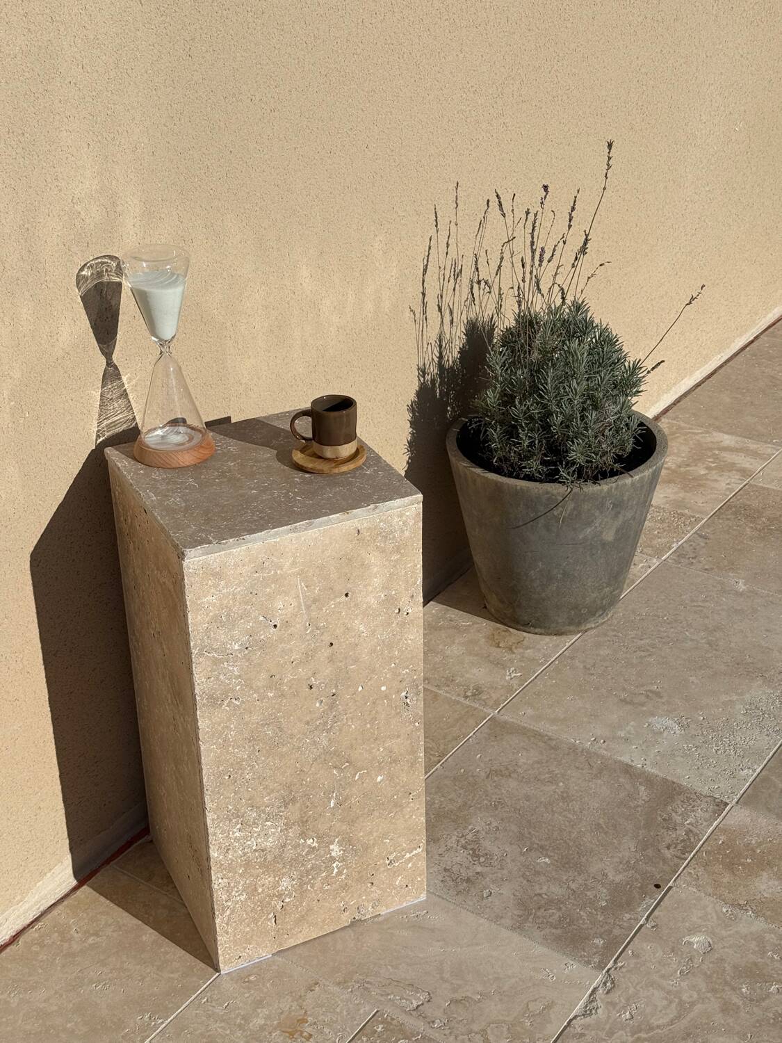 Column side table in travertine