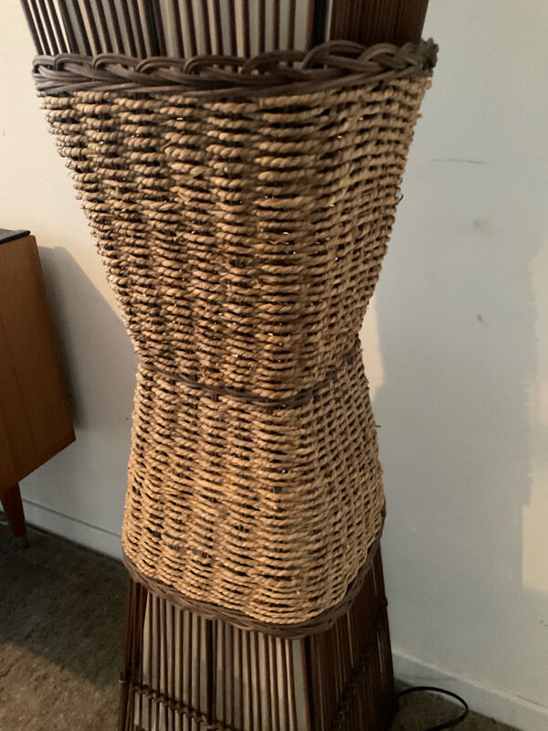 Lampadaire vintage en rotin et raphia