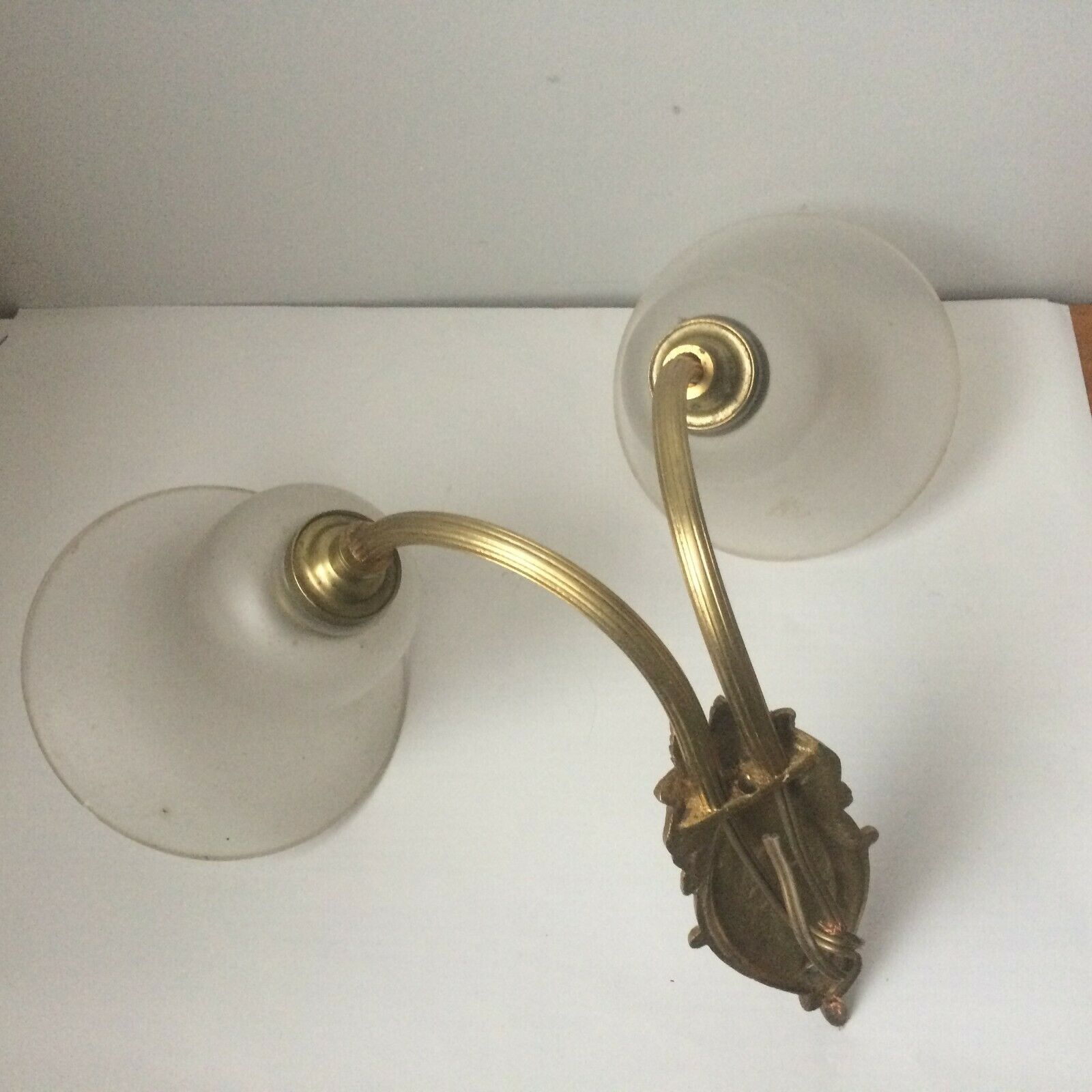 Double wall lamp in bronze and tulips in frosted glass