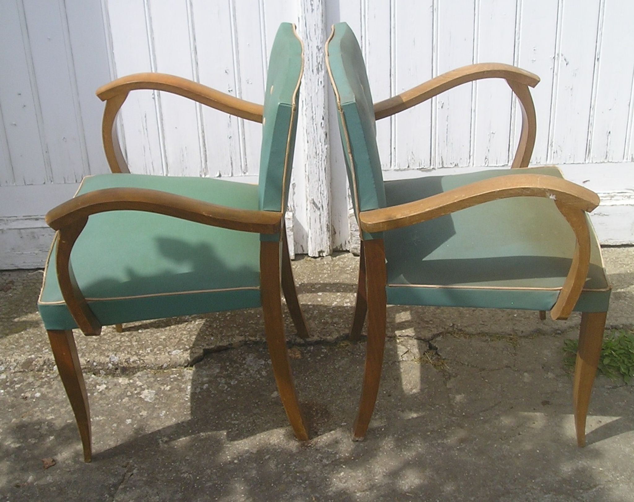 Paire de fauteuils bridge en skaï vert 1960