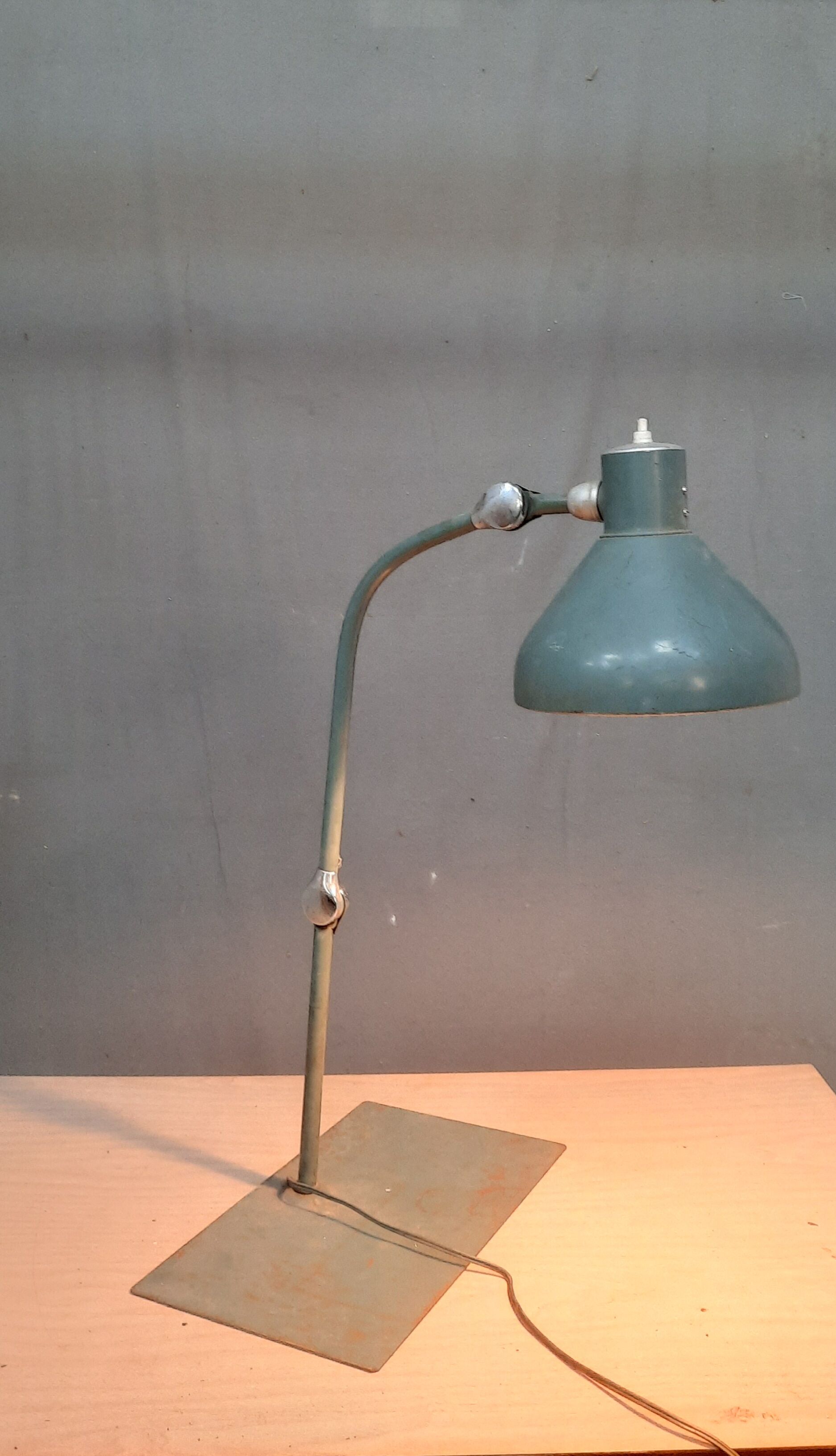 Articulated metal industrial lamp