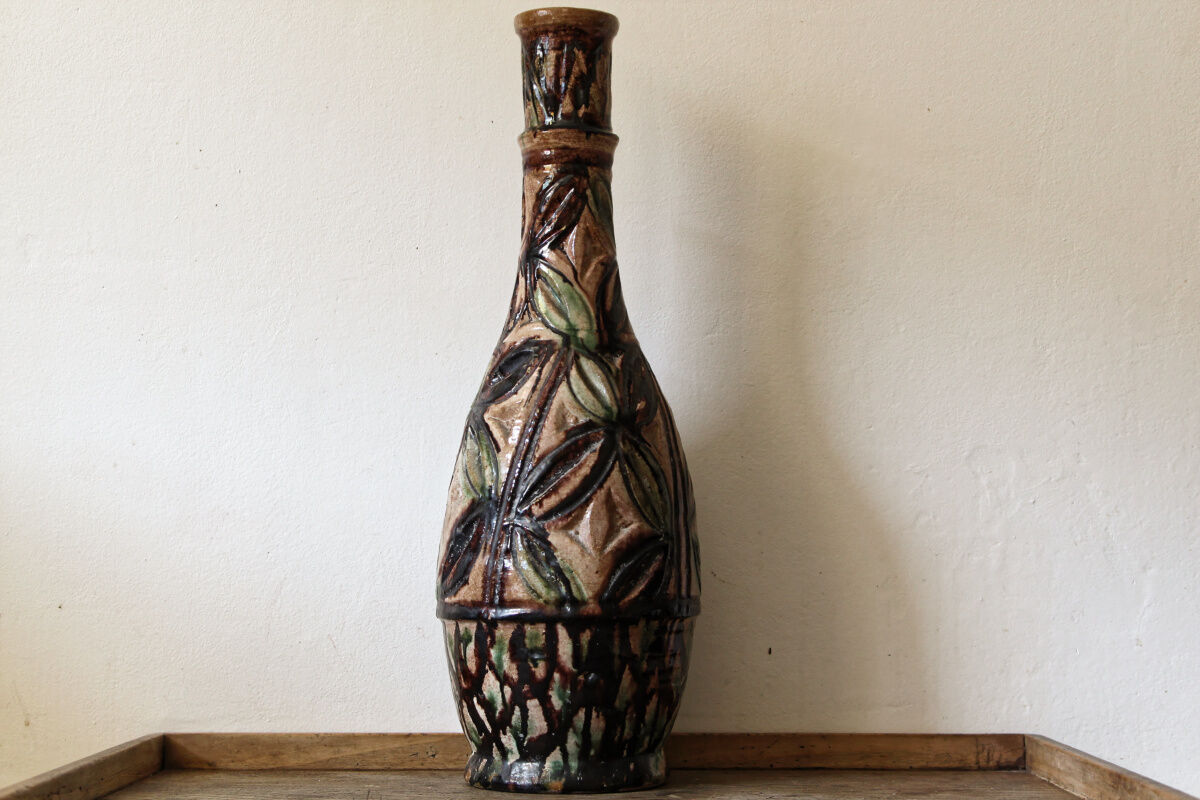 Gourd vase in high relief