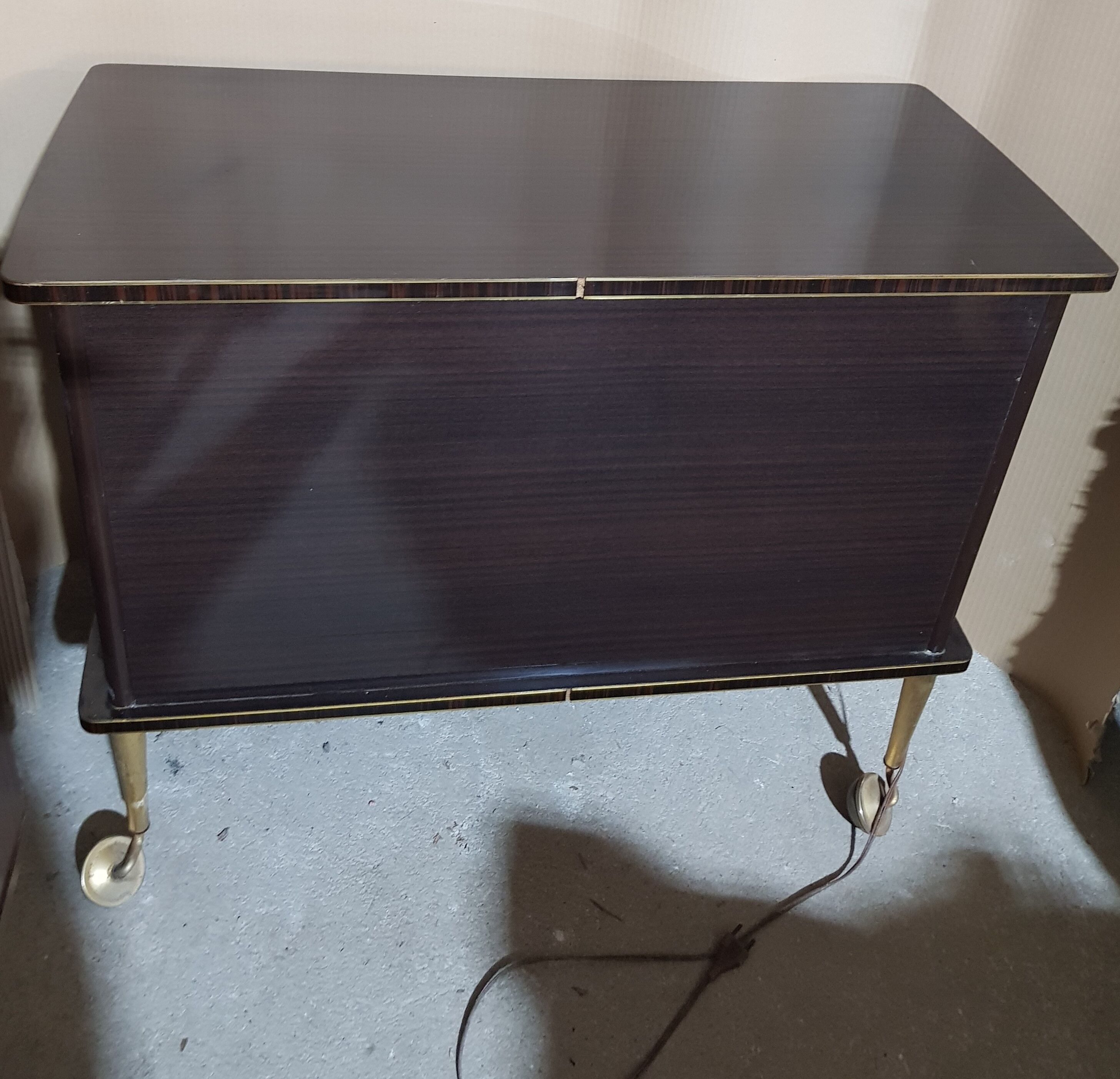 Vitrine meuble bar sur roulettes vintage