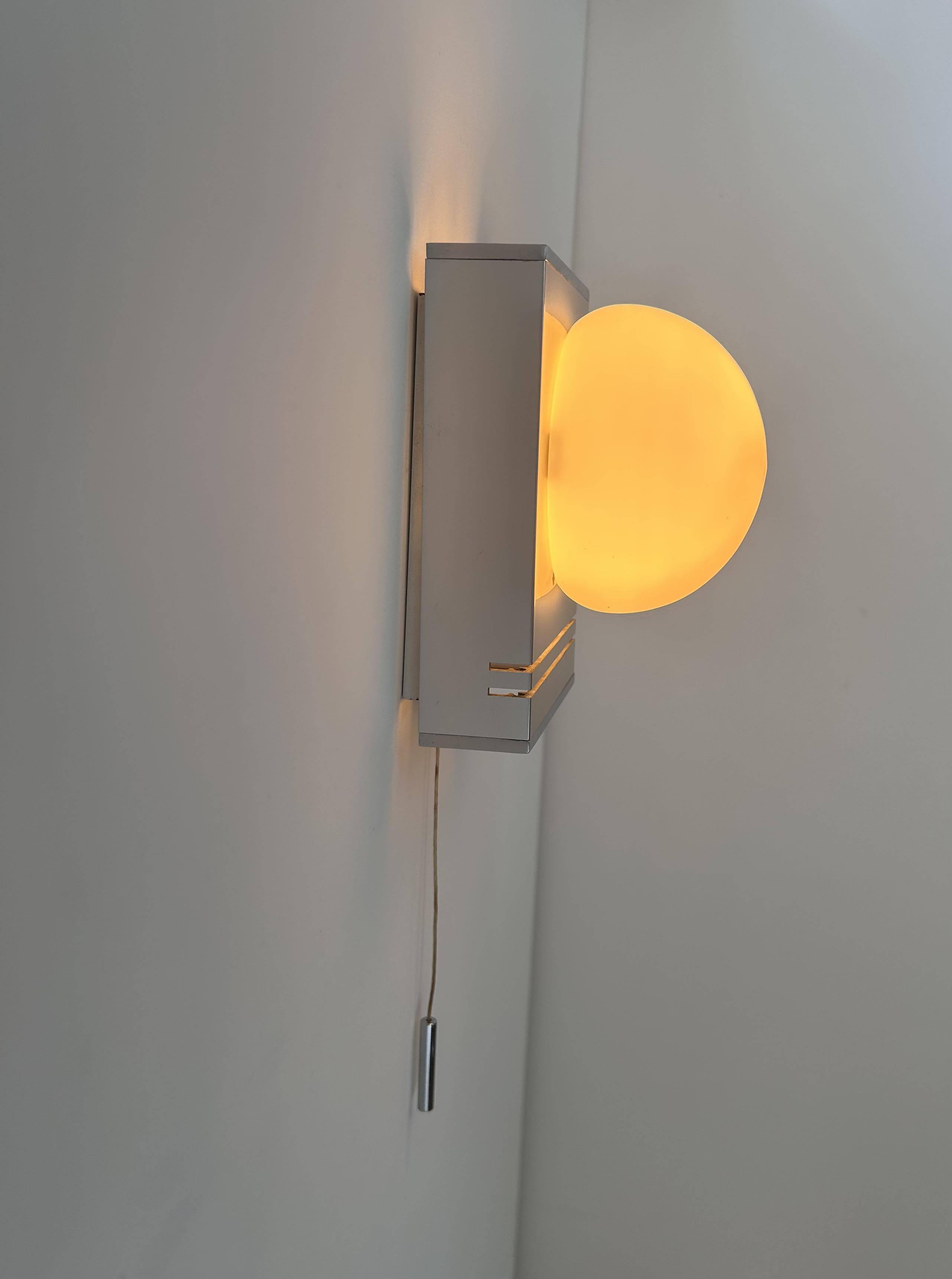 Applique vintage, chrome et opaline, France 1970