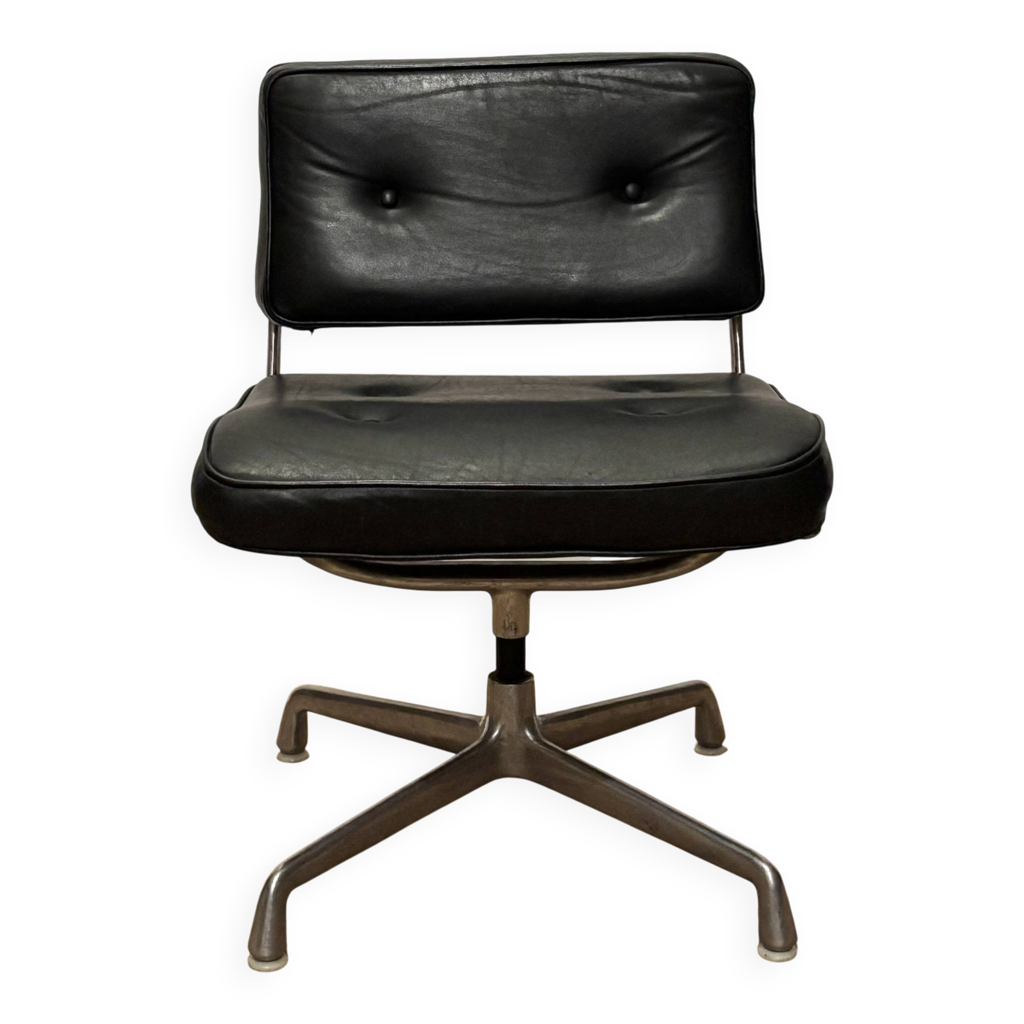 Intermediate Eames Chair from the 1970s in leather.