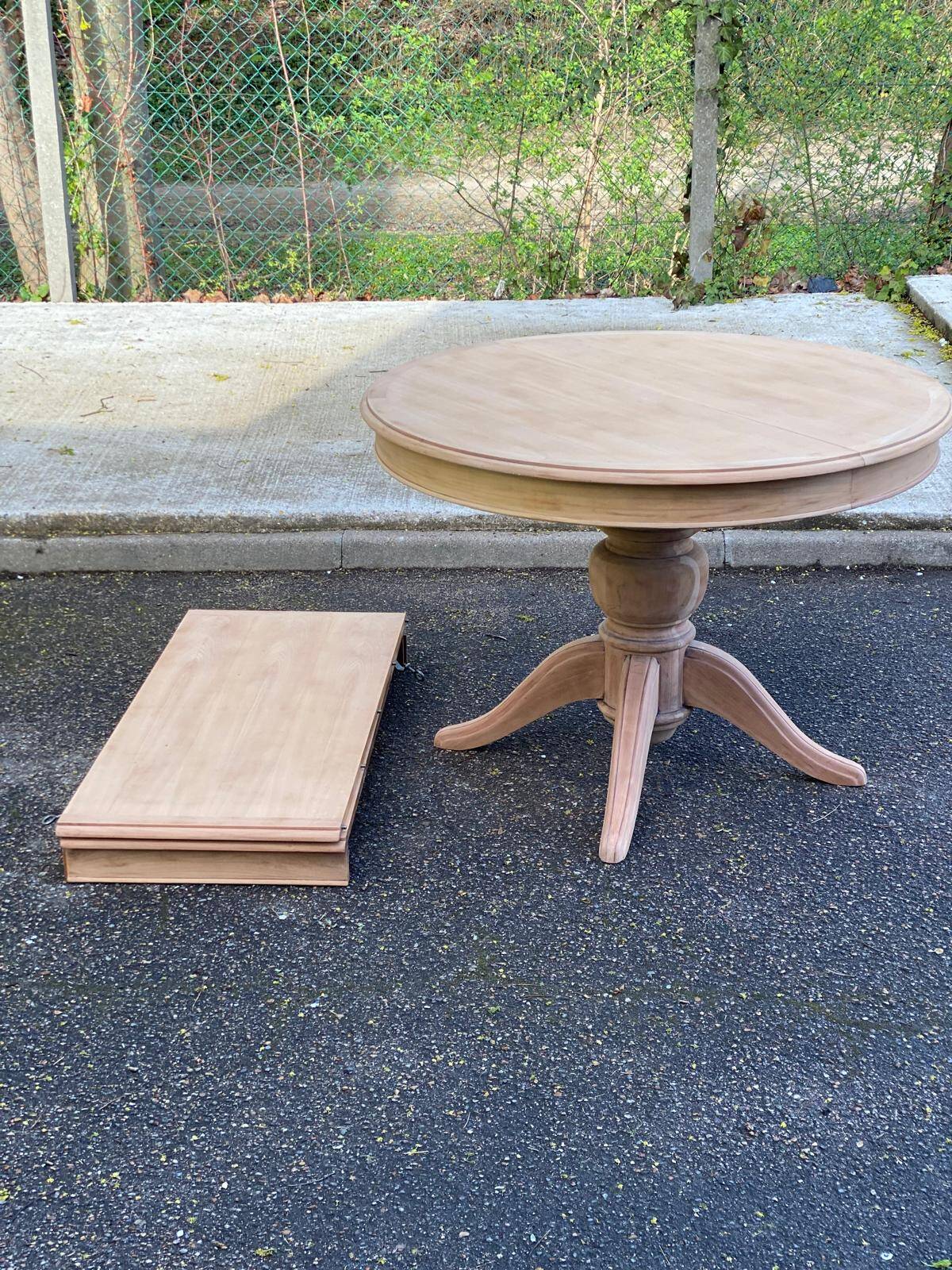 Renovated round extendable dining table with a central wooden leg, 110-210cm.