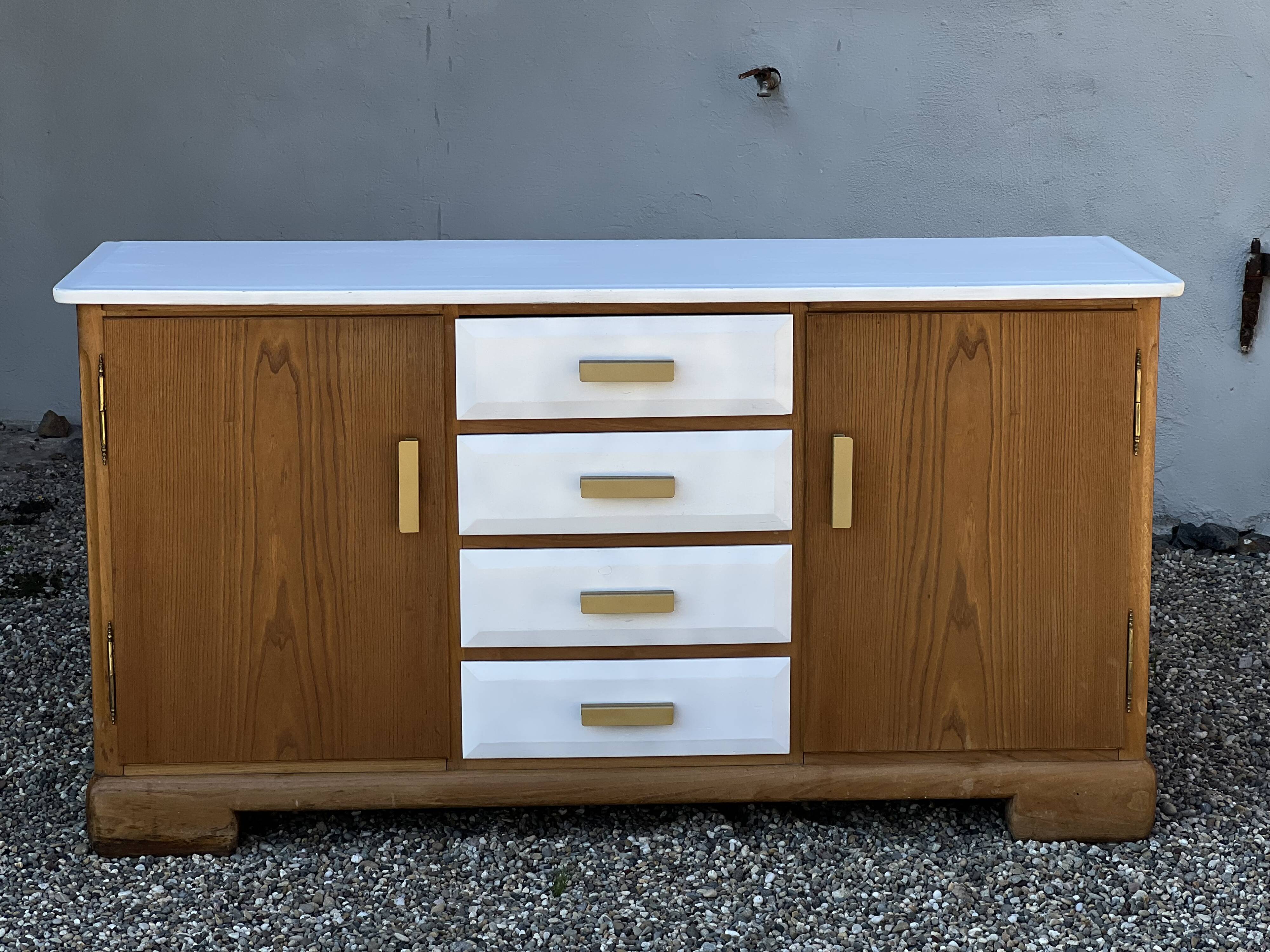 Wooden chest of drawers