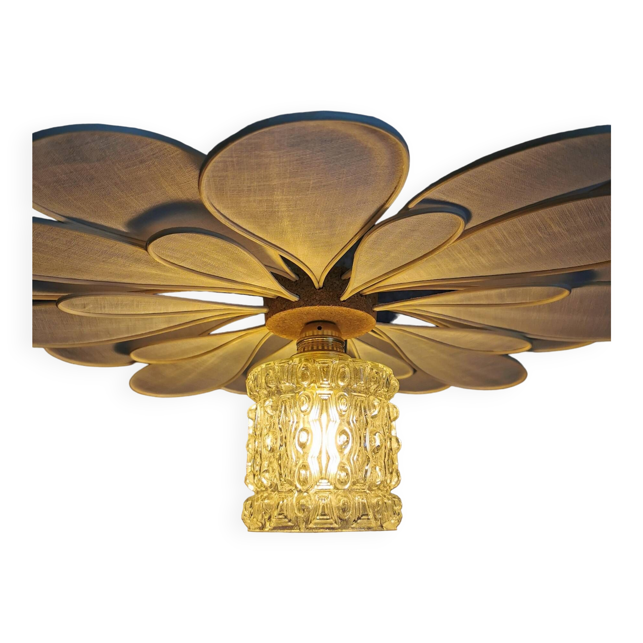 Suspension flower petals in rattan, white linen and vintage glass globe