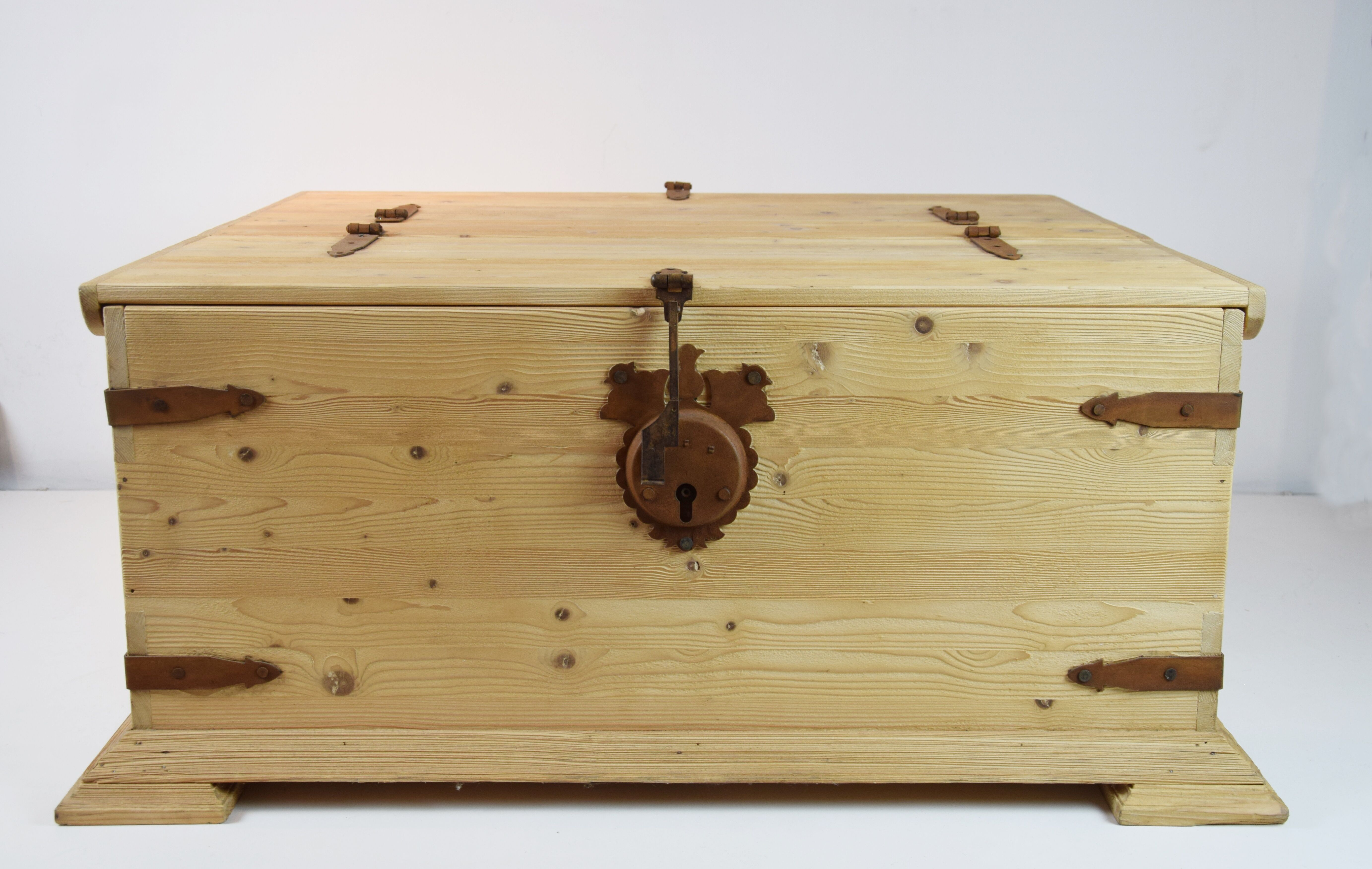 Coffee table chest