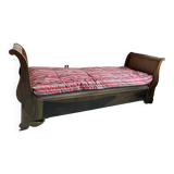 Sleigh bed