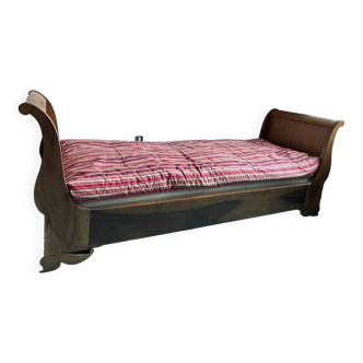 Sleigh bed