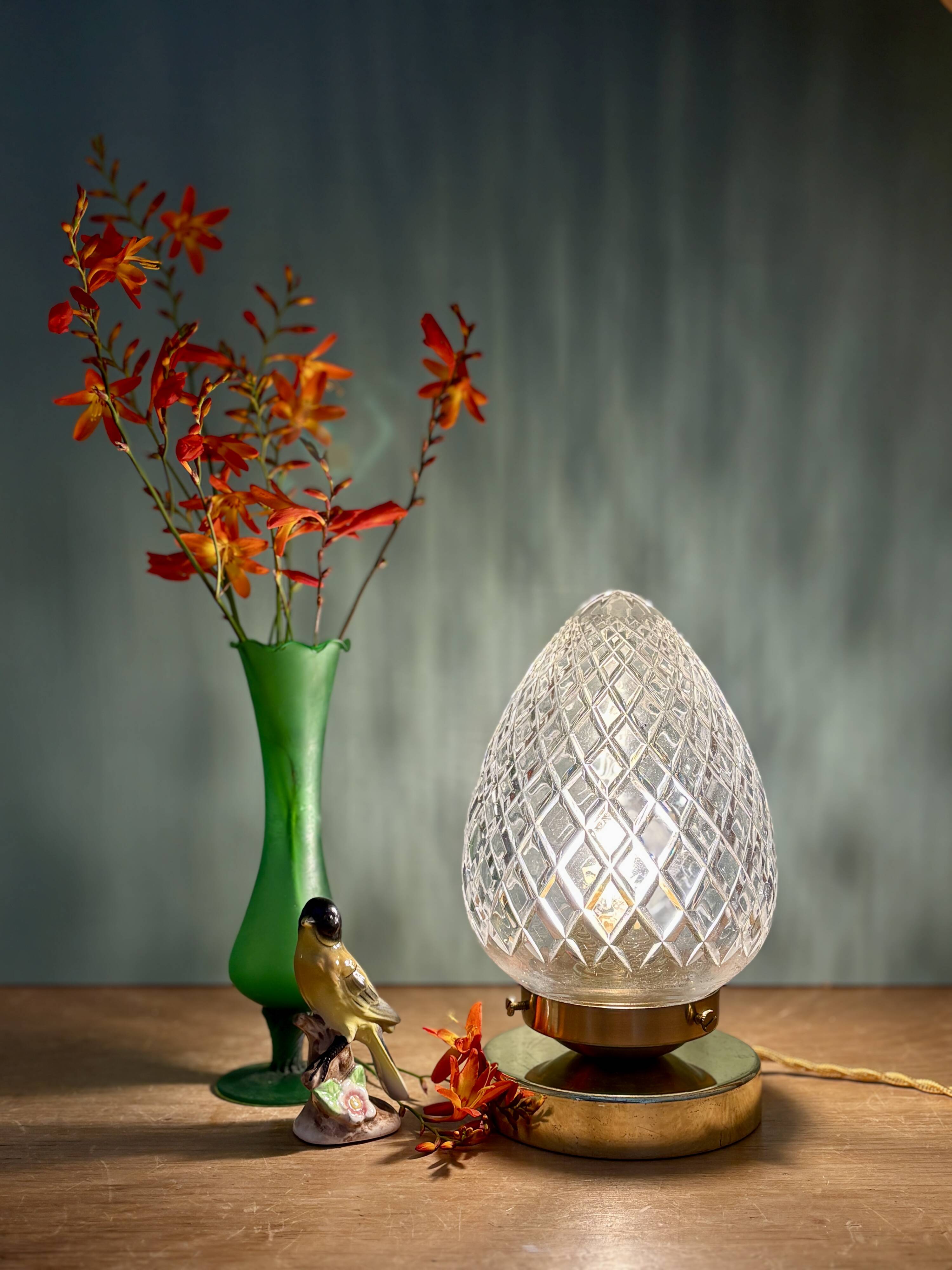 Lampe à poser globe vintage en verre ciselé