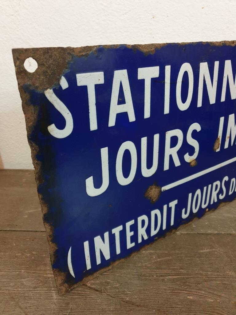 Enamelled parking plate