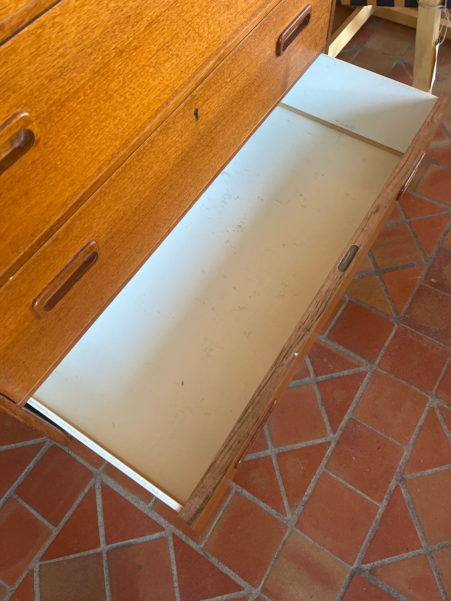 Commode en teck quatre tiroirs