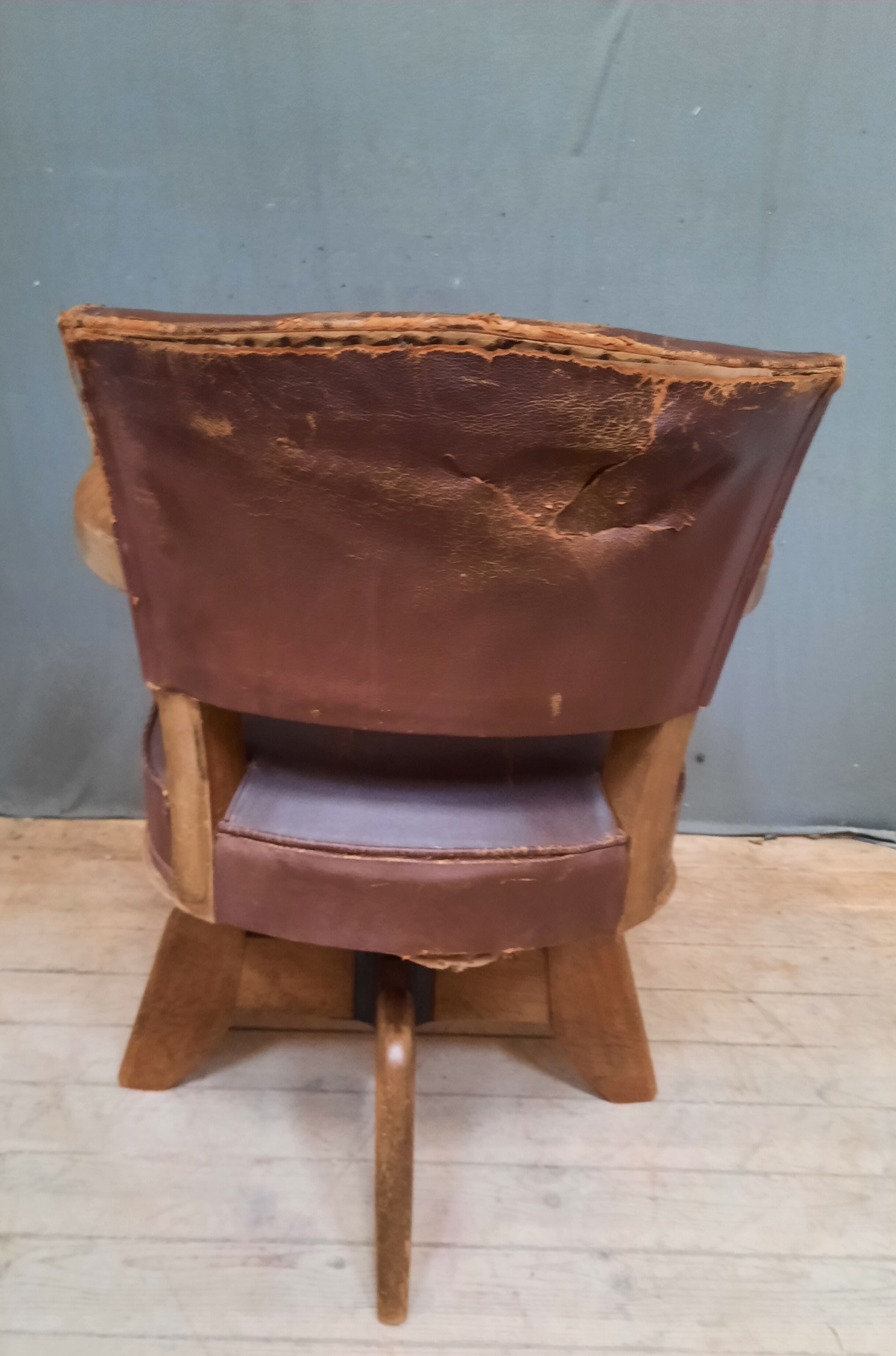 Vintage rotating burreau armchair