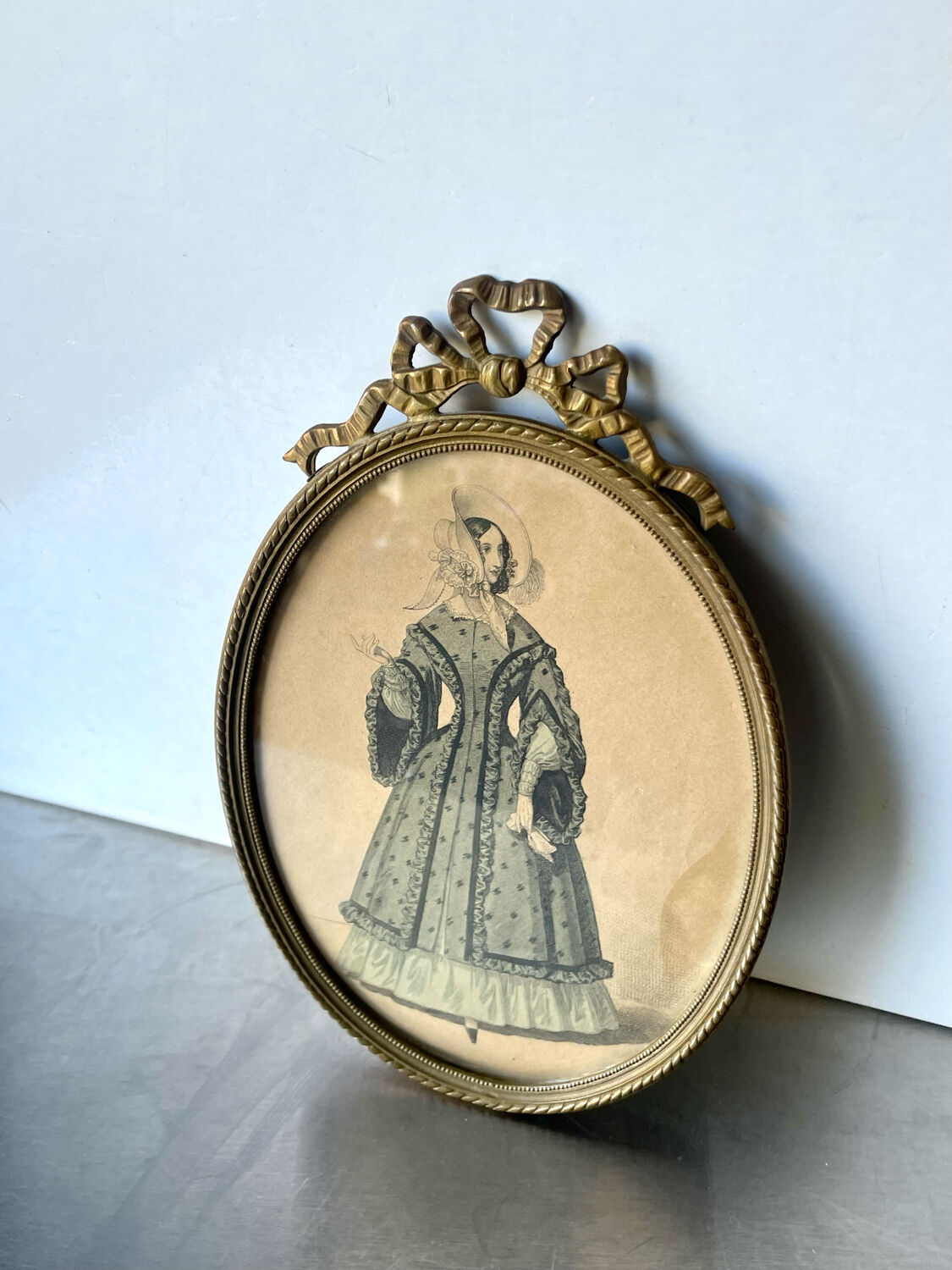 Antique oval metal gold colored brass bronze picture frame