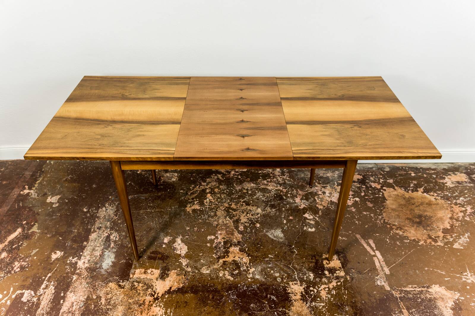 Table à manger extensible de style mid-century en noyer, années 1960
