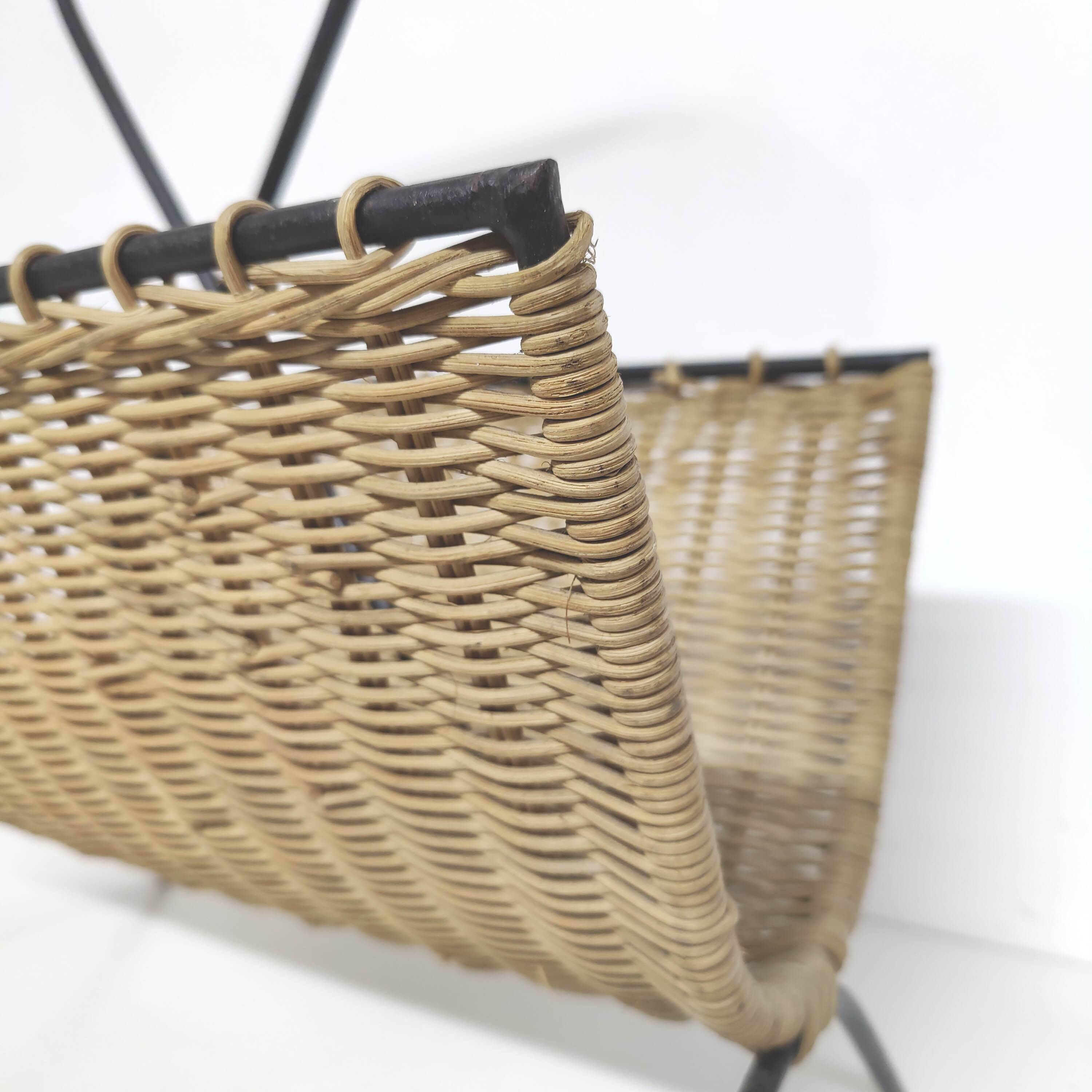 Magazine racks in braided rattan and black metal