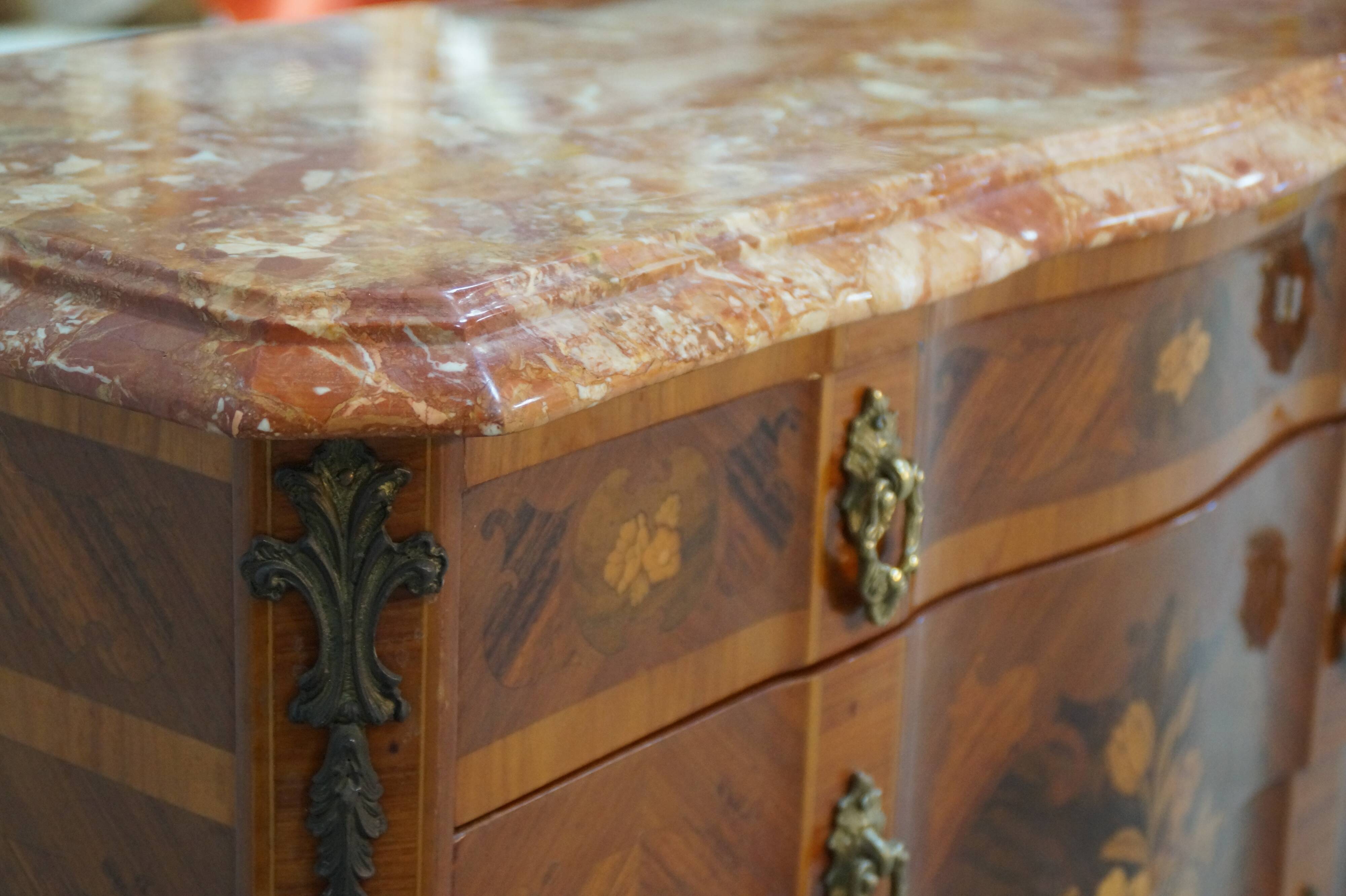 Commode marquetée