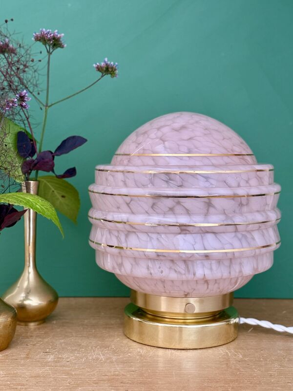 Lampe à poser globe vintage art déco en verre de Clichy rose et or