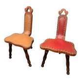 Paire de Chaise à trois pieds vintage française avec dossier style breton, siège en bois années 1960