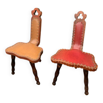 Paire de Chaise à trois pieds vintage française avec dossier style breton, siège en bois années 1960