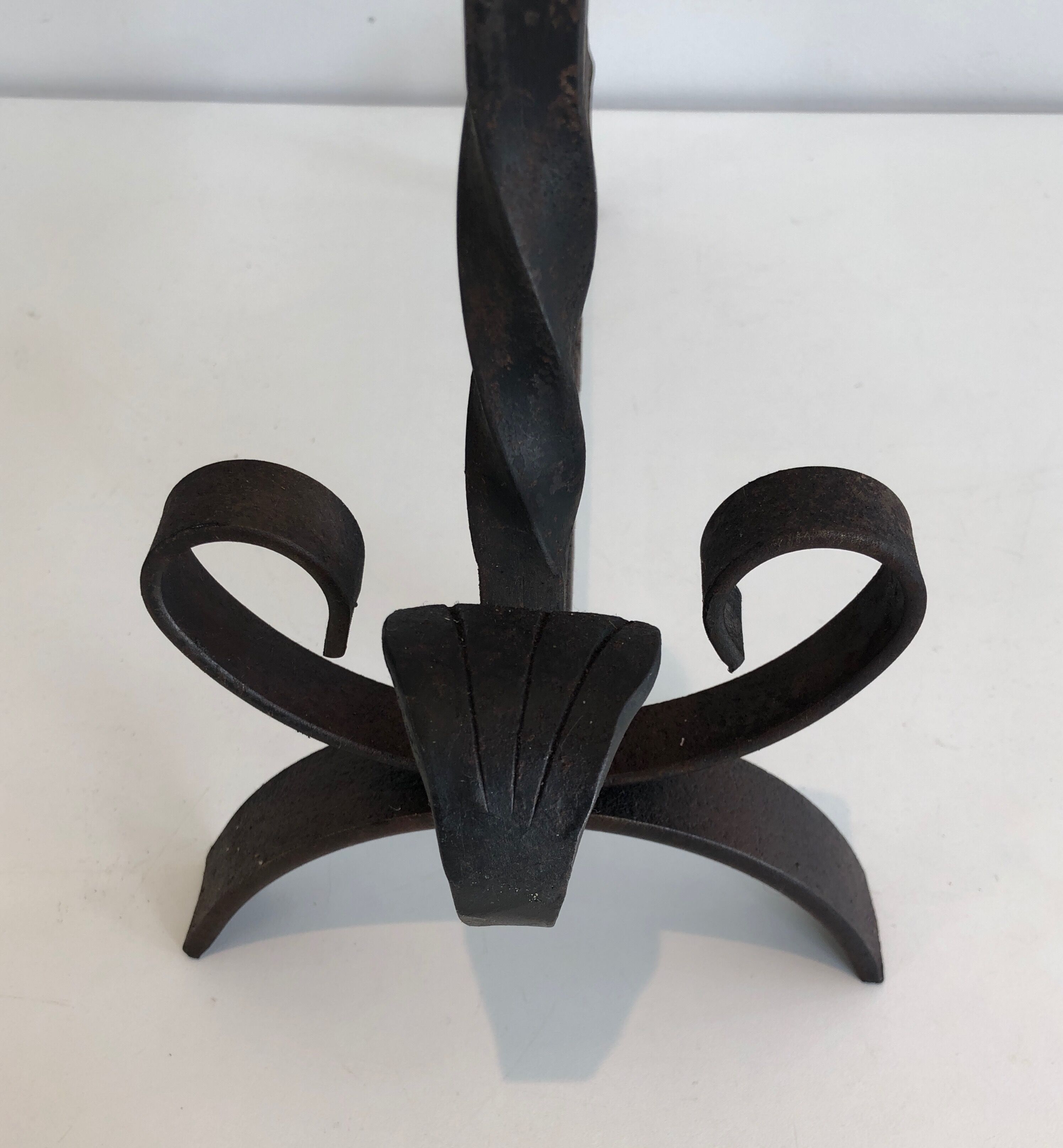 Paire de chenets en fer forgé et laiton. travail français. vers 1950
