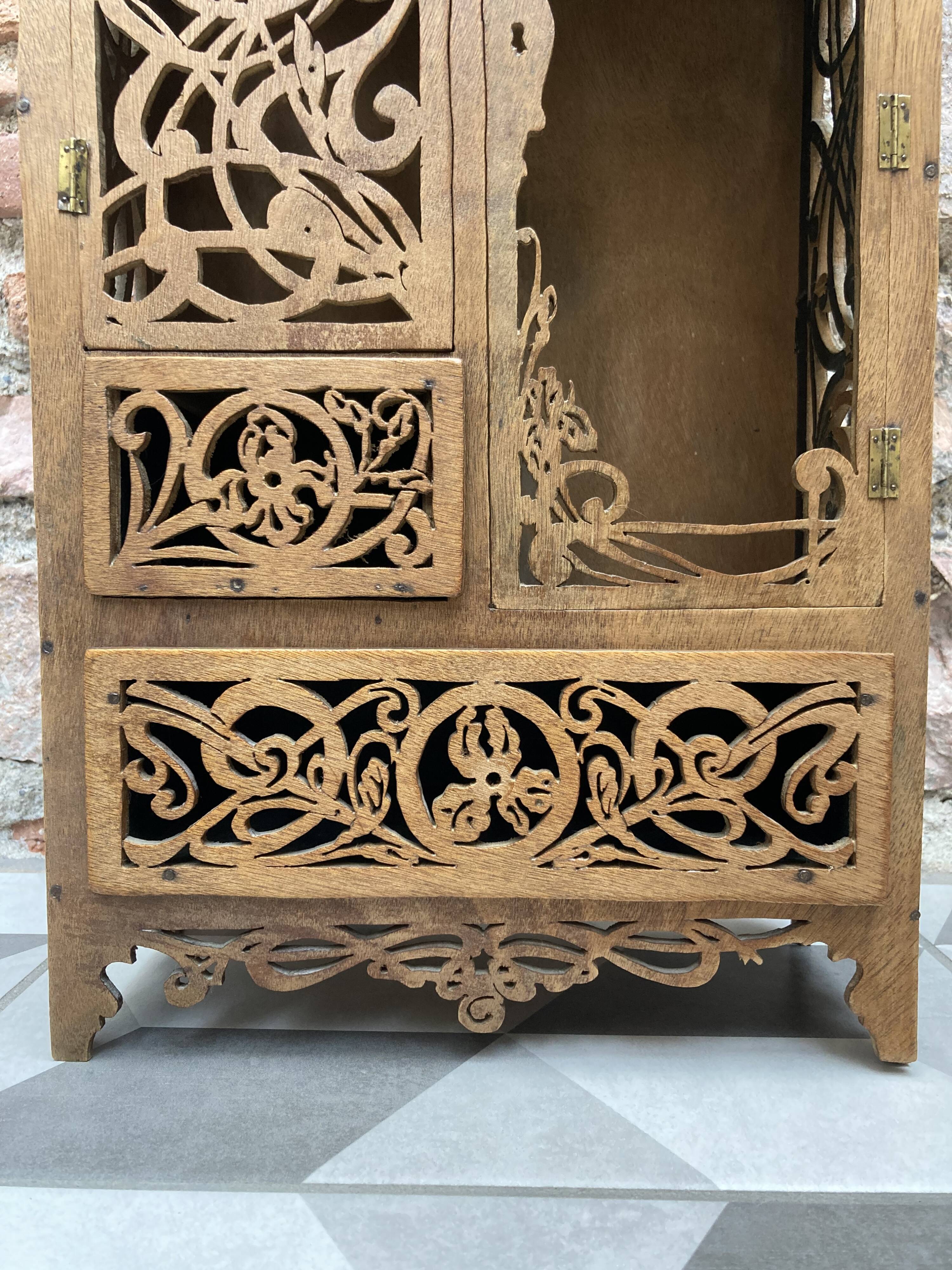 Art Nouveau doll's wardrobe