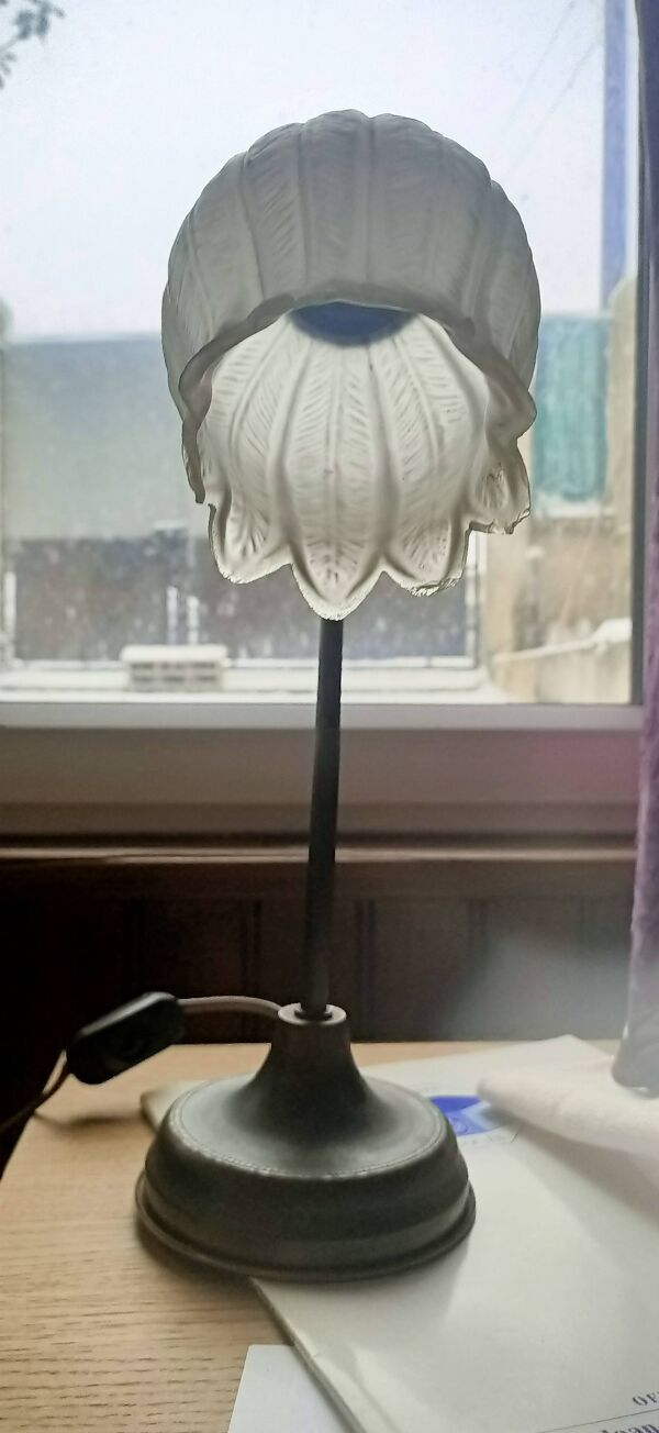 Lampe Art déco française en verre pressé signée See Delmas