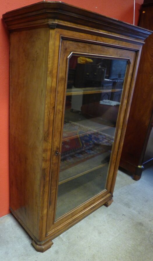 Walnut and walnut veneer display case 1 door circa 1900