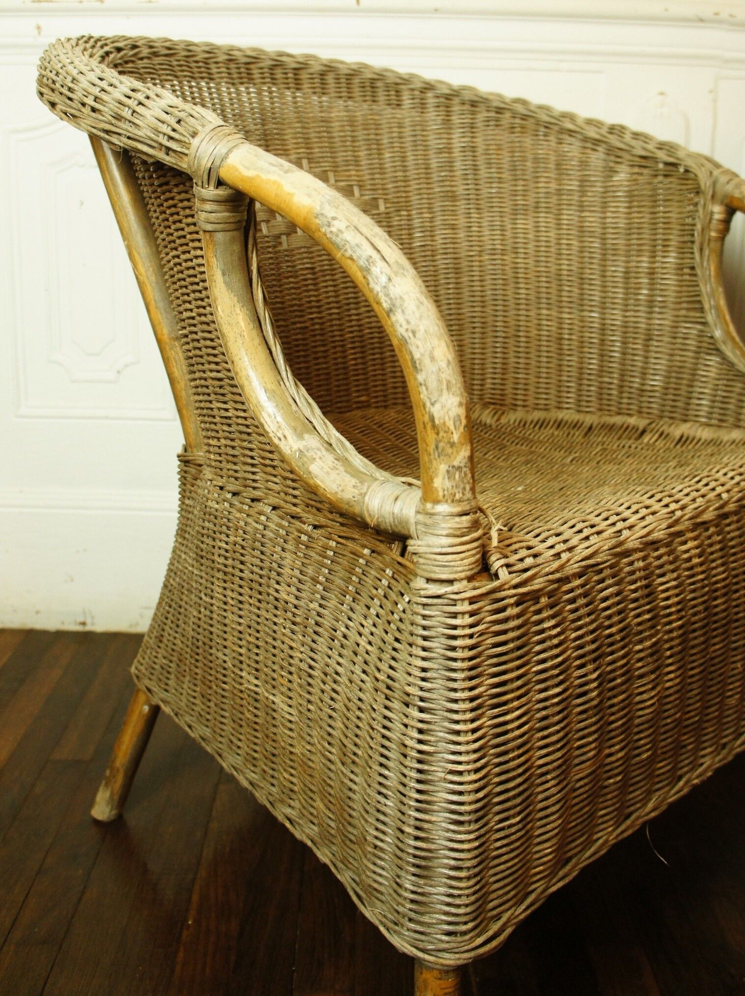 Paire de fauteuils à jupe en rotin & osier