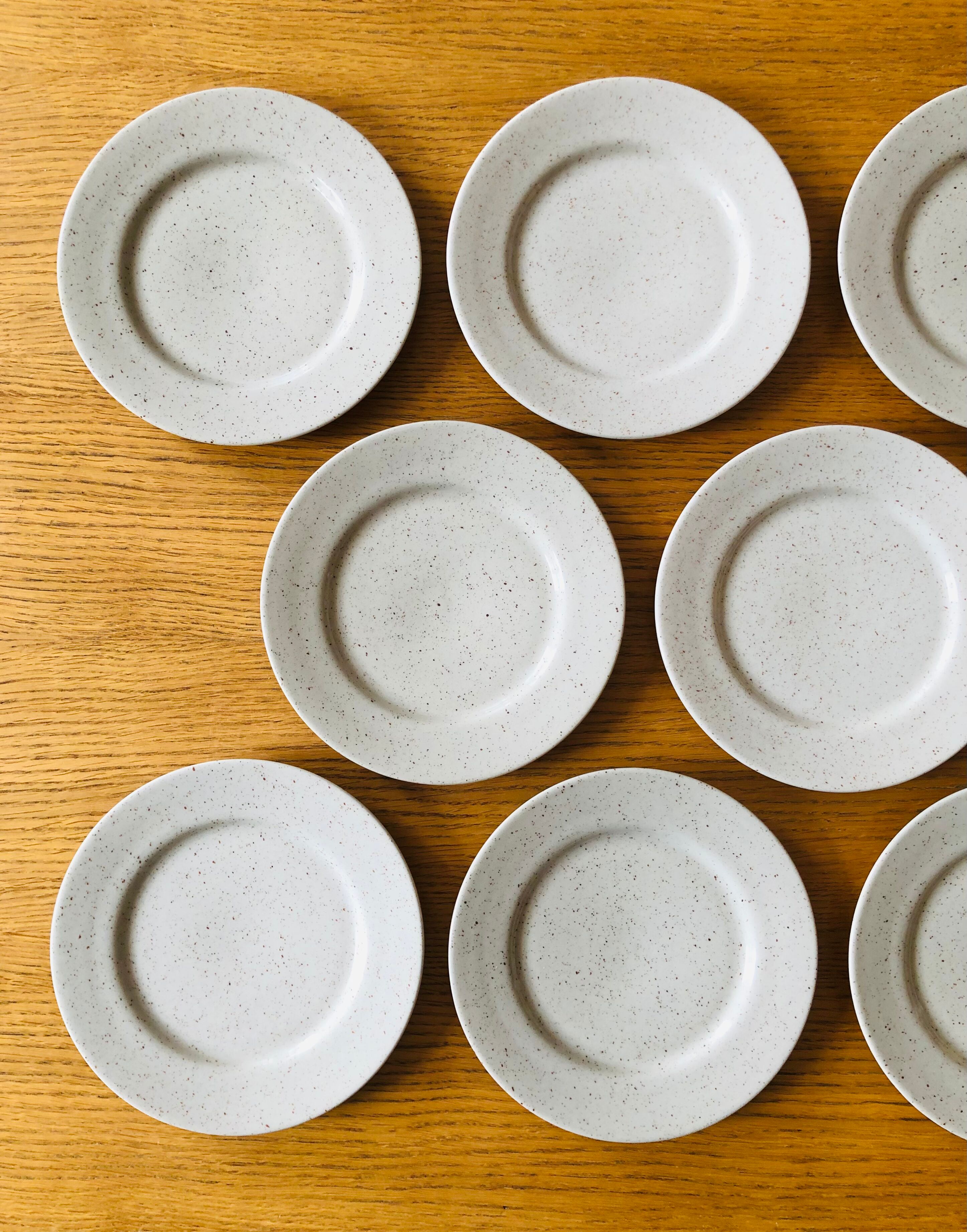 11 Assiettes à dessert en grès moucheté vintage