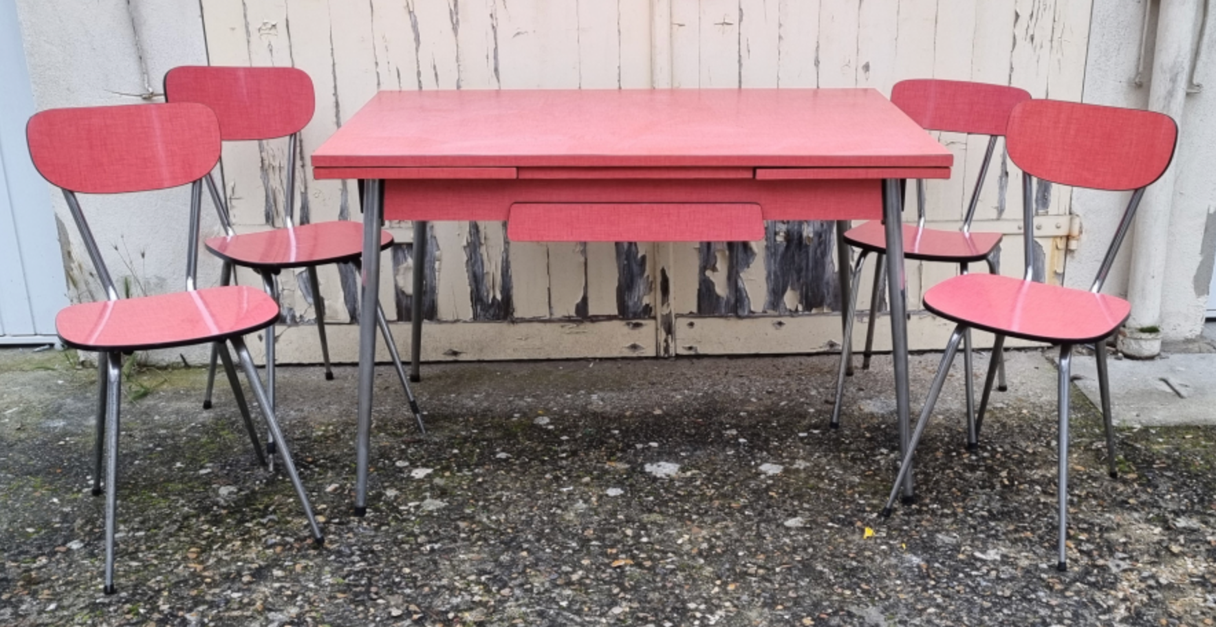 Red / pink formica table and its 4 chairs, vintage 70s.