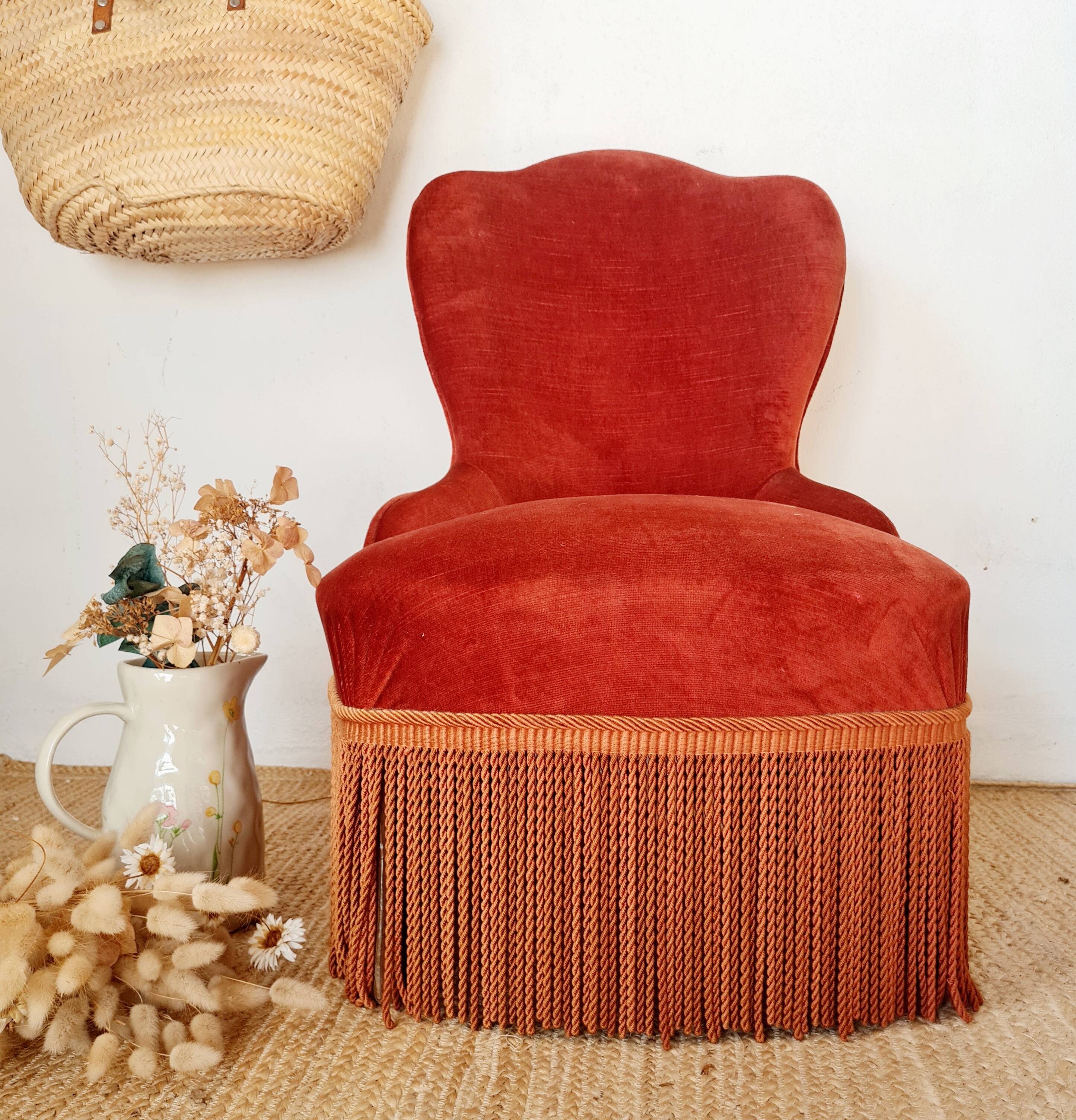 Red velvet toad armchair with fringes