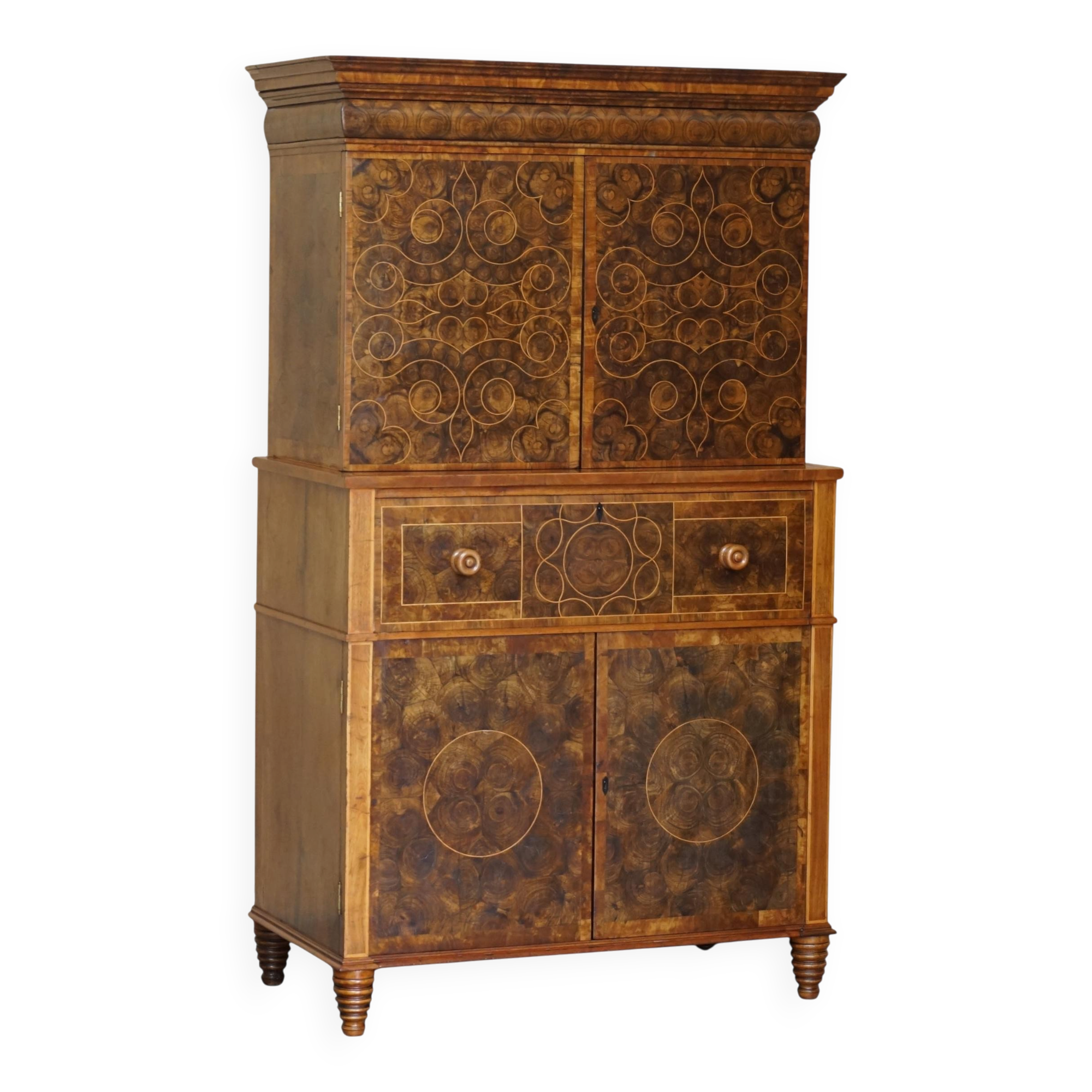 Queen Anne style pedestal commode from around 1710 in walnut and oyster veneer.