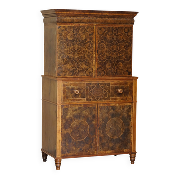 Queen Anne style pedestal commode from around 1710 in walnut and oyster veneer.