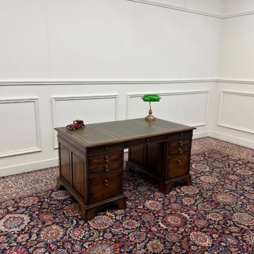 Bureau Chesterfield en cuir vert RAC Classic English