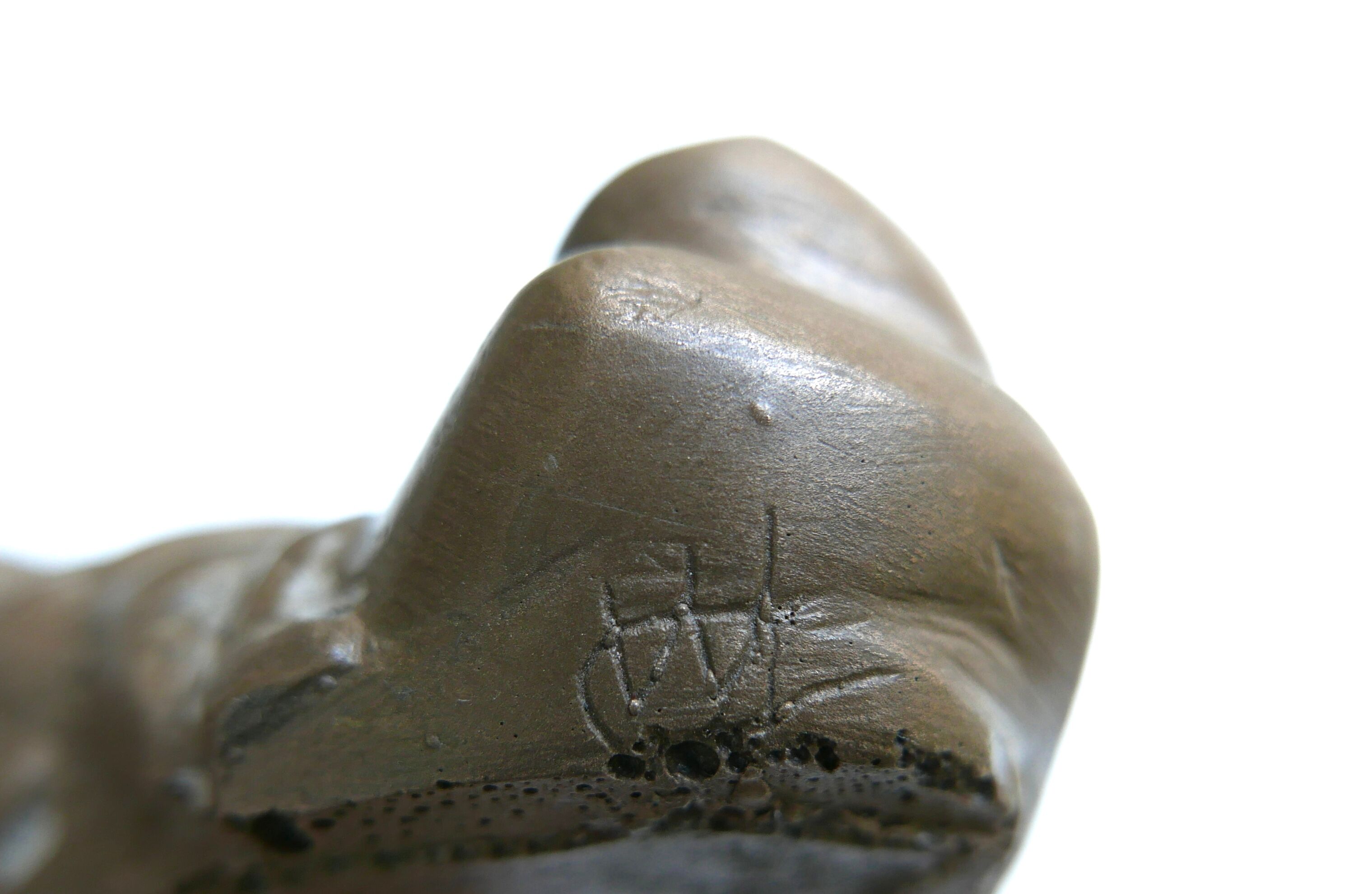 Presse papier en bronze signé, femme à l'enfant, années 70