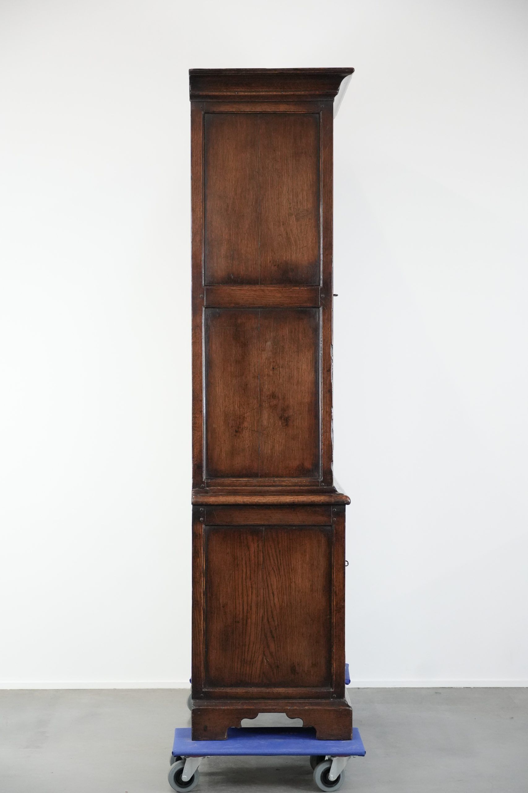 Armoire/ buffet anglais du XVIIIe siècle en chêne.