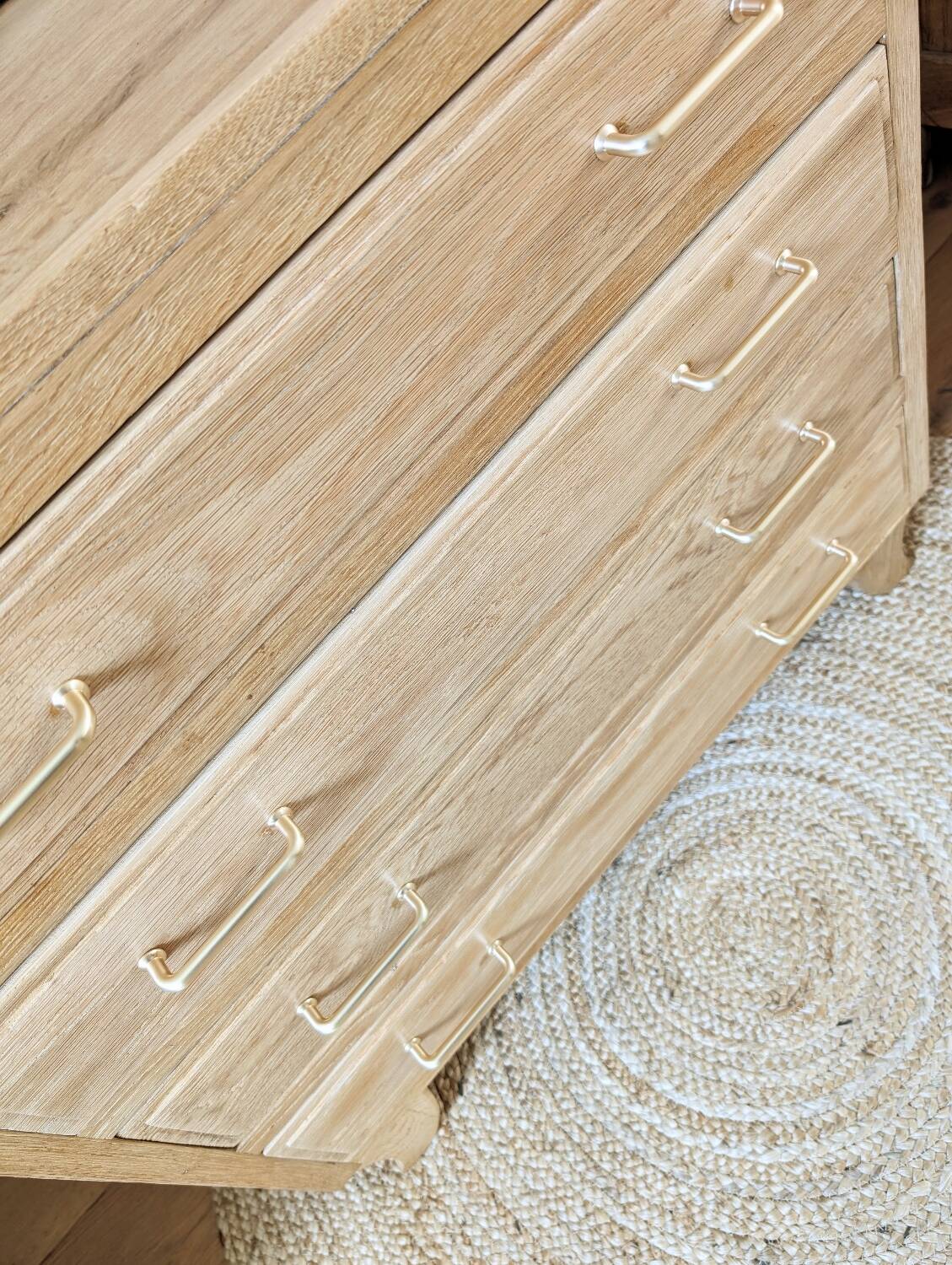 Retro chic oak chest of drawers with golden handles