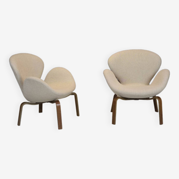 Set of 2 Swan chairs dated 1963 model FH 4325 by Arne Jacobsen for Fritz Hansen.