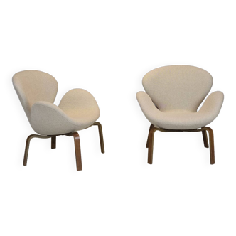 Set of 2 Swan chairs dated 1963 model FH 4325 by Arne Jacobsen for Fritz Hansen.