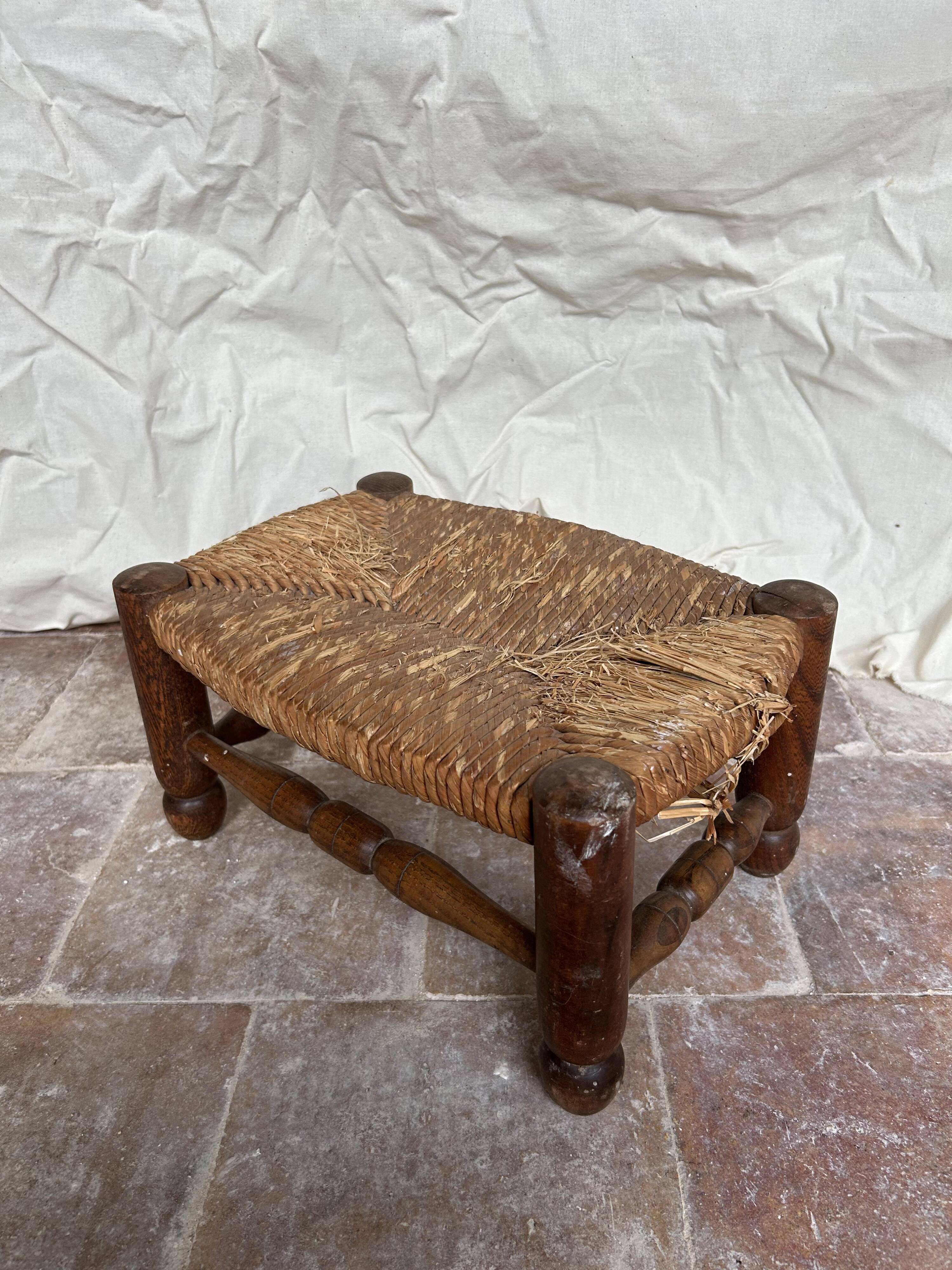 Rustic footrest made of wood and straw